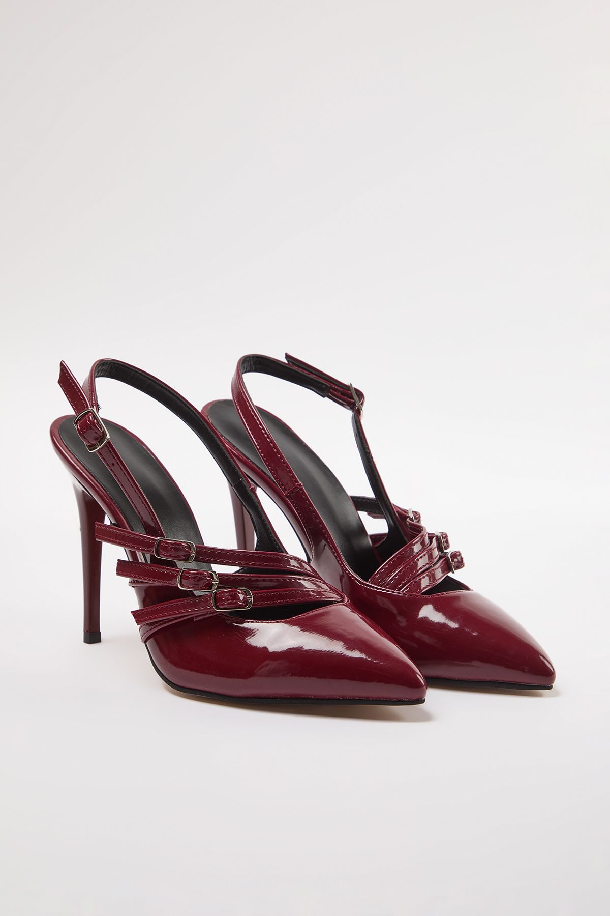 TRENDYOL SHOES Tenké dámske topánky so špicatou špičkou a bordovým pásikom - Takaw25To00008