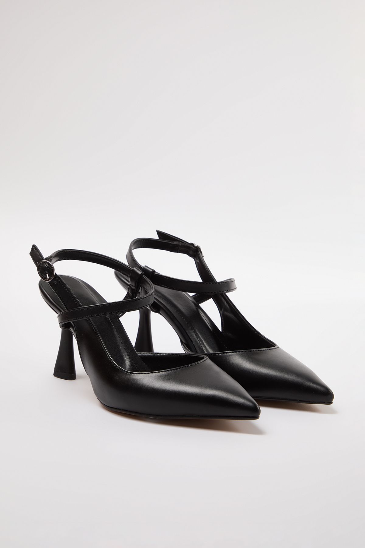 TRENDYOL SHOES Női vékony sarkú fekete cipő - bokapánt TAKAW25TO00004