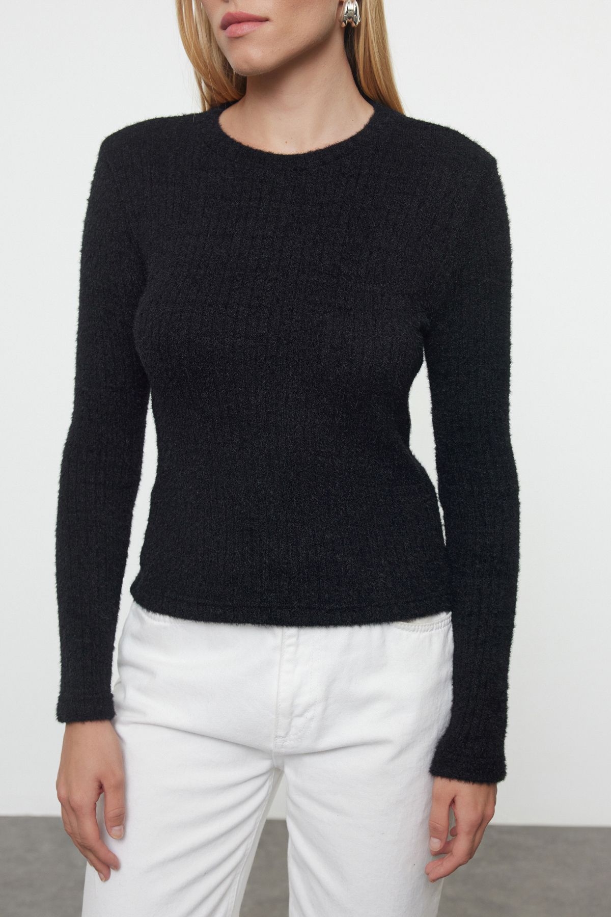 Trendyol Collection-Czarny futrzany sweter dzianinowy - TWOAW25KZ00198 3