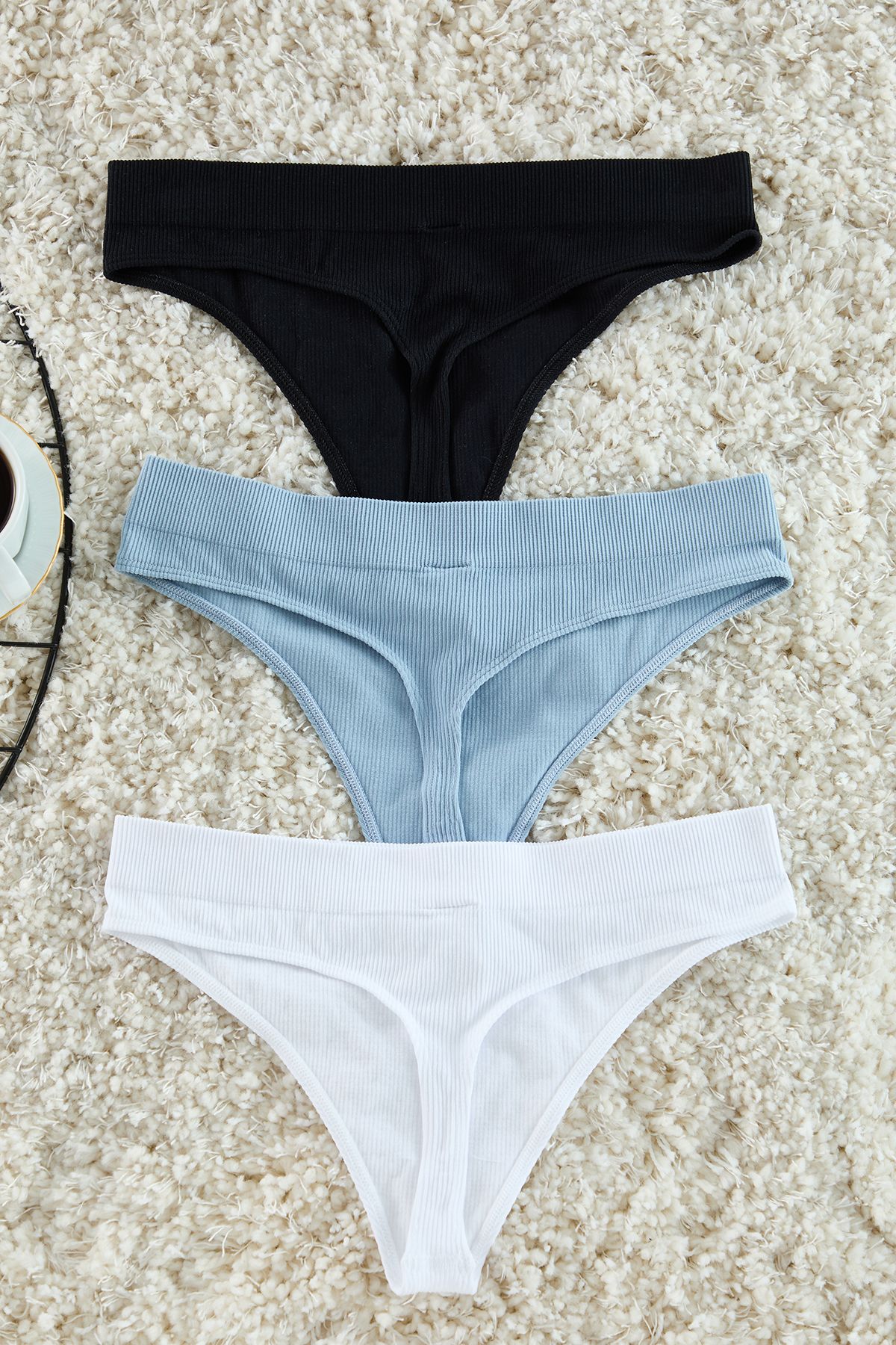 Trendyol Collection-3er-Pack schwarz-weiß-blaue nahtlose Strick-Tanga-Höschen THMAW25KU00021 2