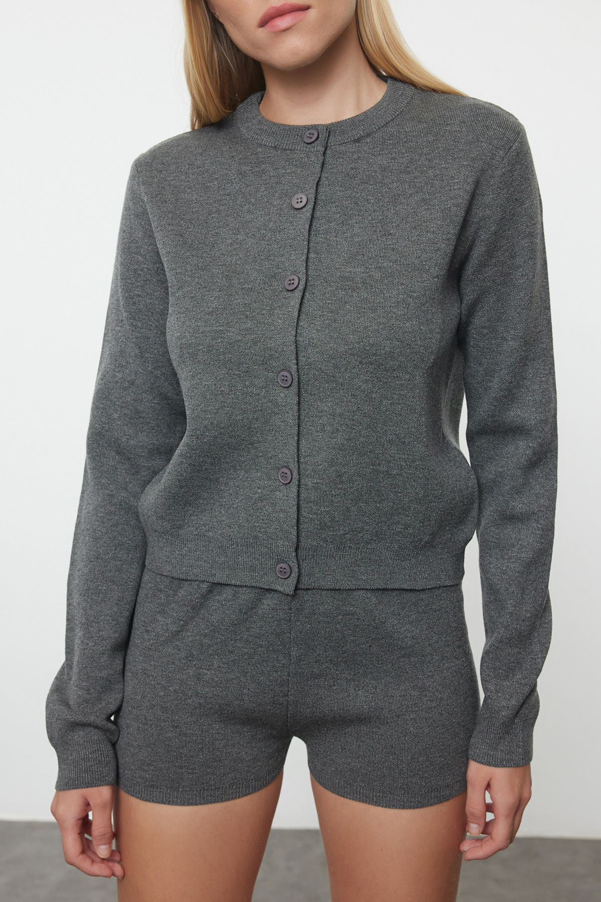 Trendyolmilla  Antrasit Merserize Görünümlü.Premium İplik/Özel İplik Şortlu Triko Alt-Üst Takım TWOAW25AU00051 - Görsel 3