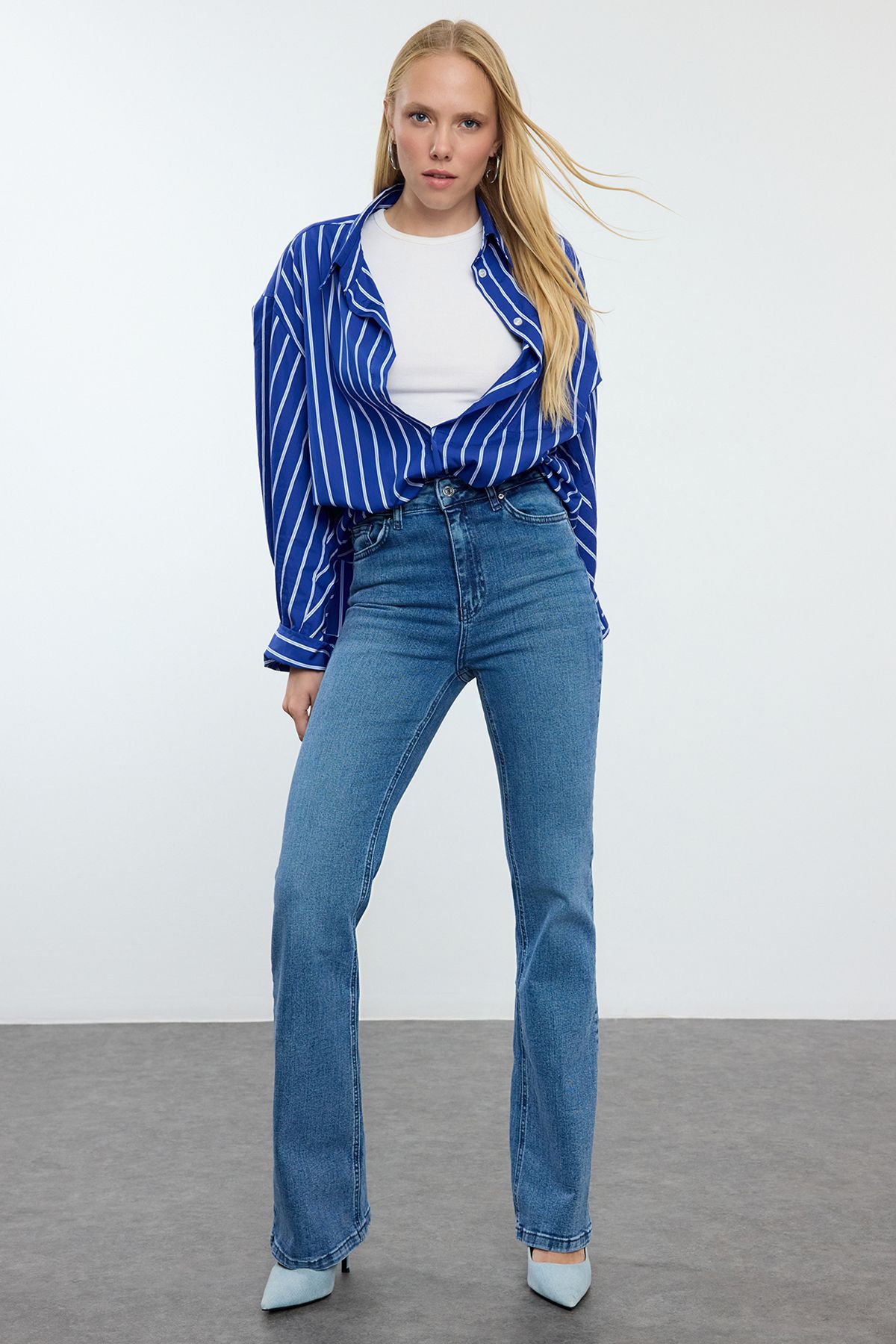 Trendyol Collection Wysoki Stan, Rozkloszowane Niebieskie Jeansy- Twoaw25je00225 Kobieta - 36