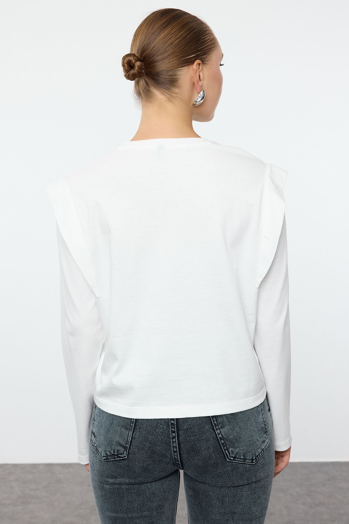 Trendyol Collection-Основна плетена тениска с кръгло деколте в цвят екрю - 100% памук, визия на вата Twoaw25Ts00015 5