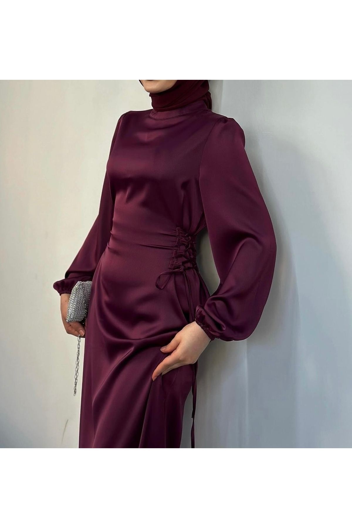 une corde de côté à lamour de satin