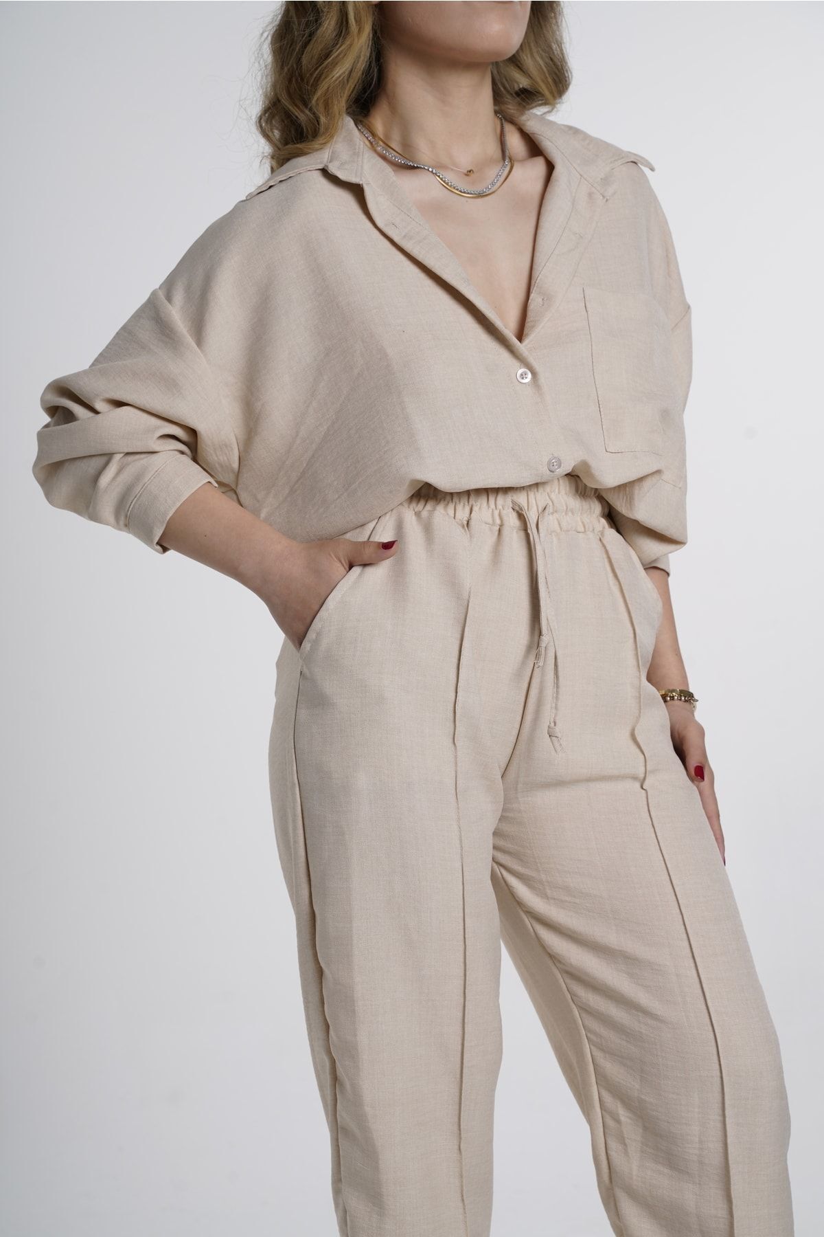 Ensemble chemise et pantalon oversize en lin beige - Görsel 1