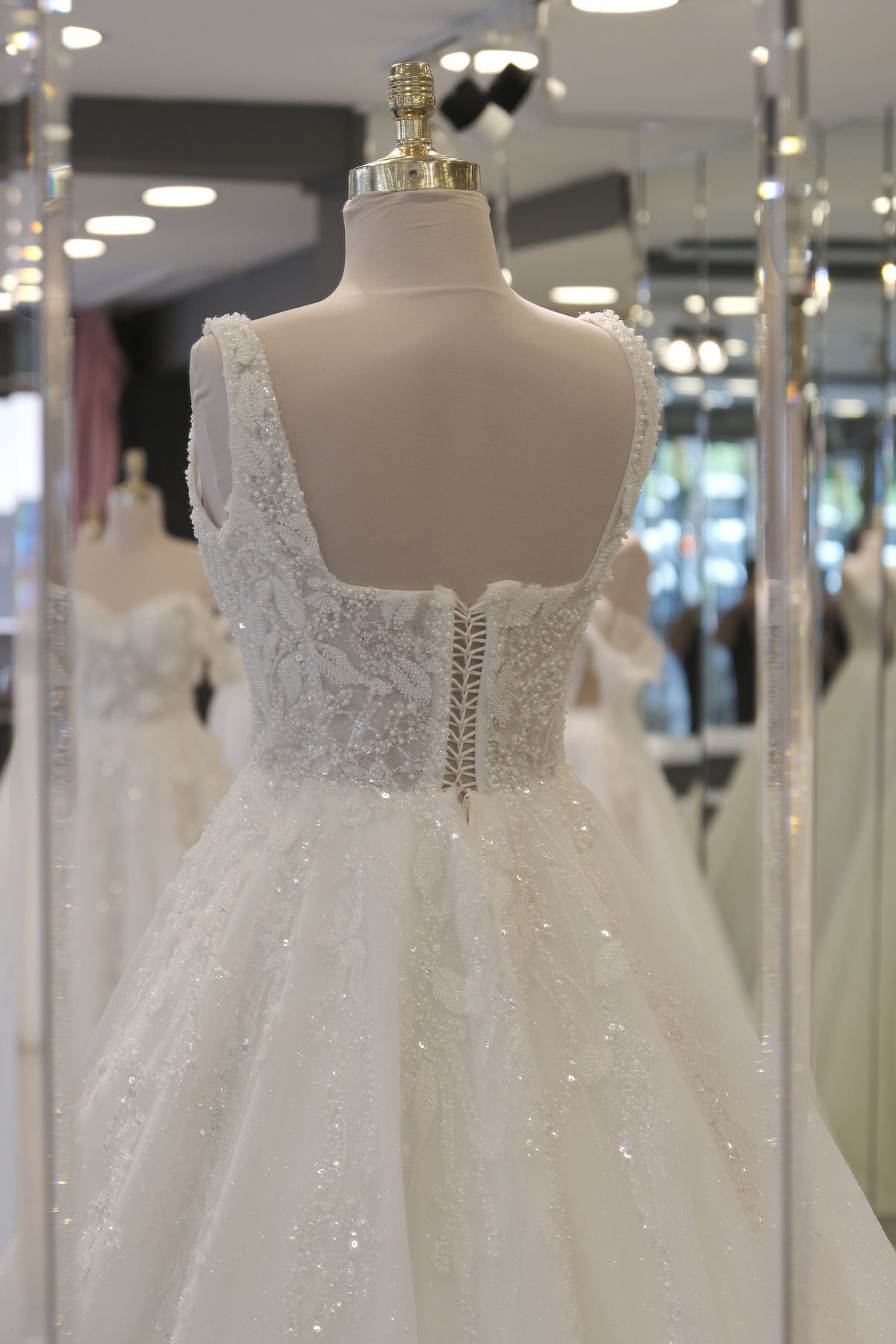 la robe de mariée a avec des perles carrées