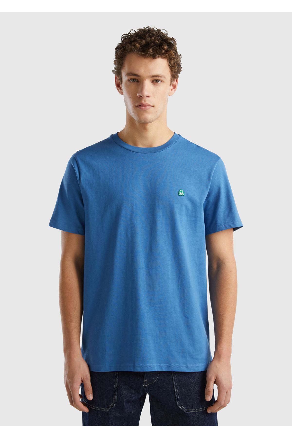 یونایتد کالرز آو بنتون تی‌شرت یقه گرد مردانه ۱۰۰٪ پنبه‌ای سرمه‌ای با لوگوی بنتون