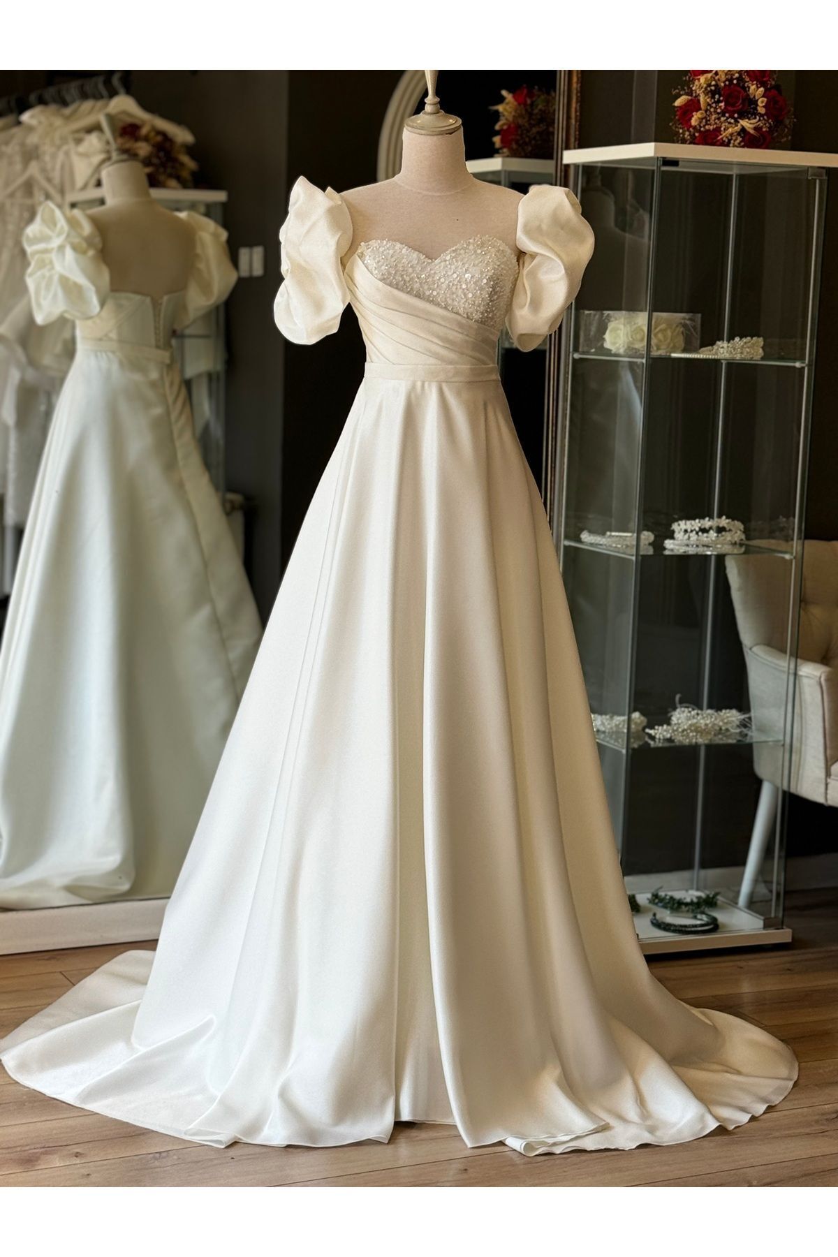 robe de mariée helen longueur maxi drapée en satin léger blanc avec plâtrage de dentelle détaillée