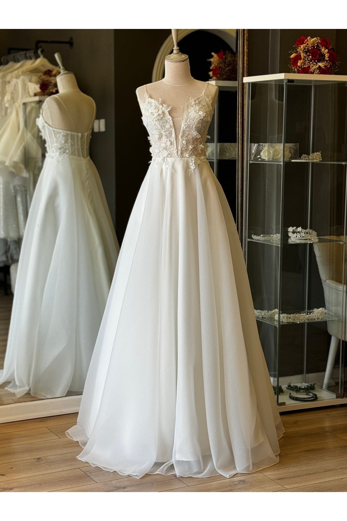 robe de mariée karolin helen en dentelle blanche avec longueur maxi