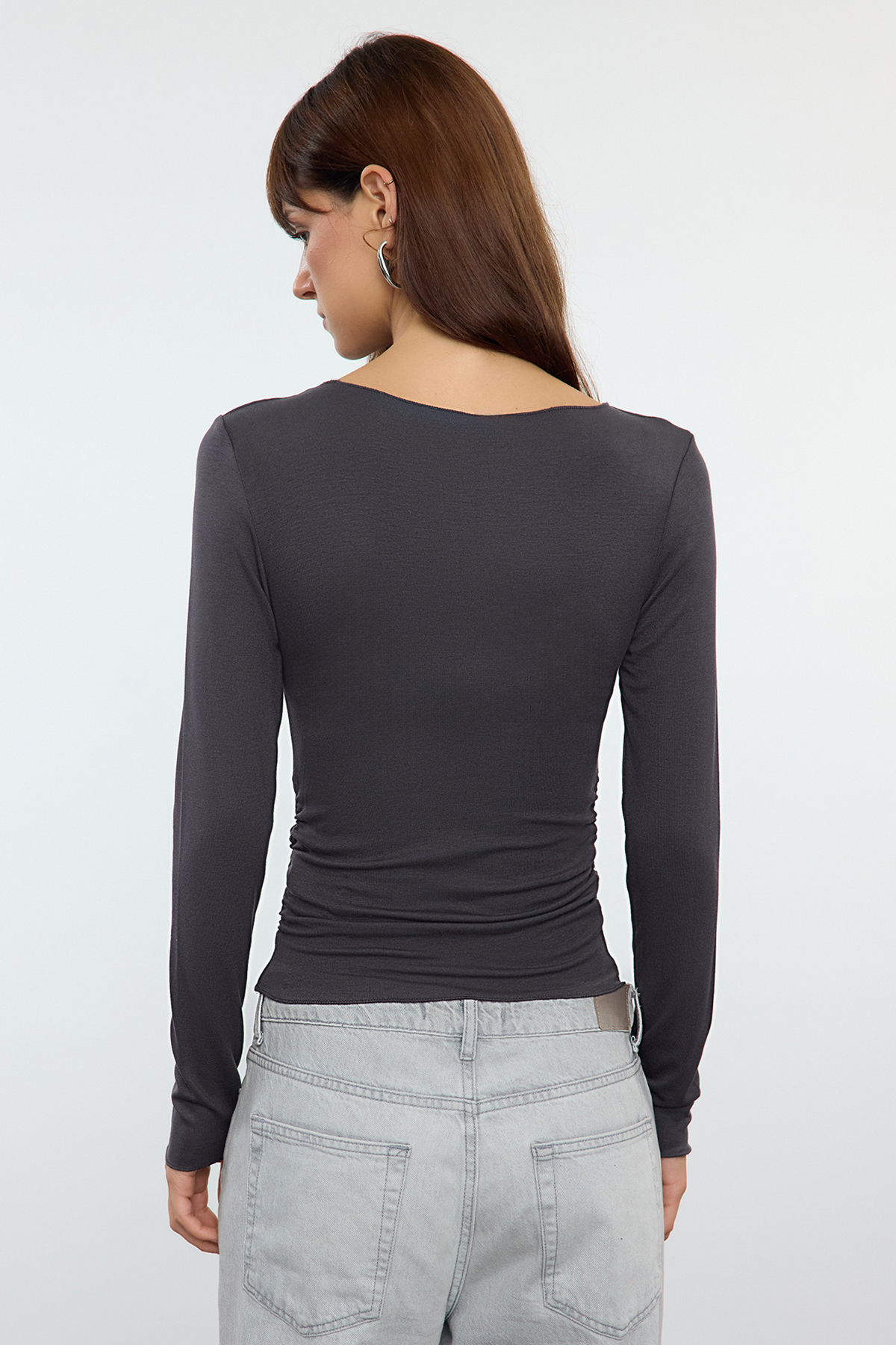 Trendyolmilla  Antrasit Viskon/Yumuşak Kumaşlı Fitted Büzgü/Drape Detaylı Kayık Yaka Esnek Örme Bluz TWOAW25BZ00225 - Görsel 5