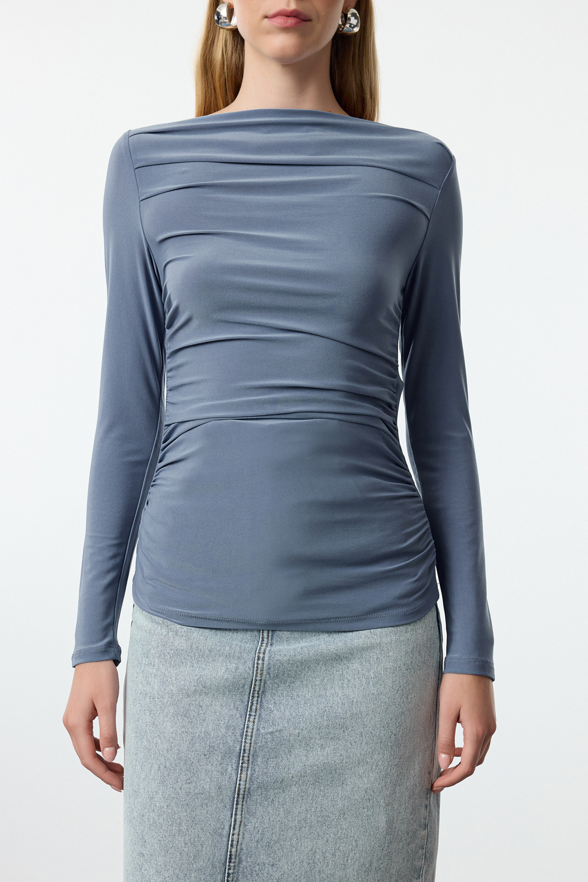 Trendyolmilla  Indigo Kayık Yaka Drapeli Vücuda Oturan Esnek Örme Bluz TWOAW25BZ00109 - Görsel 4