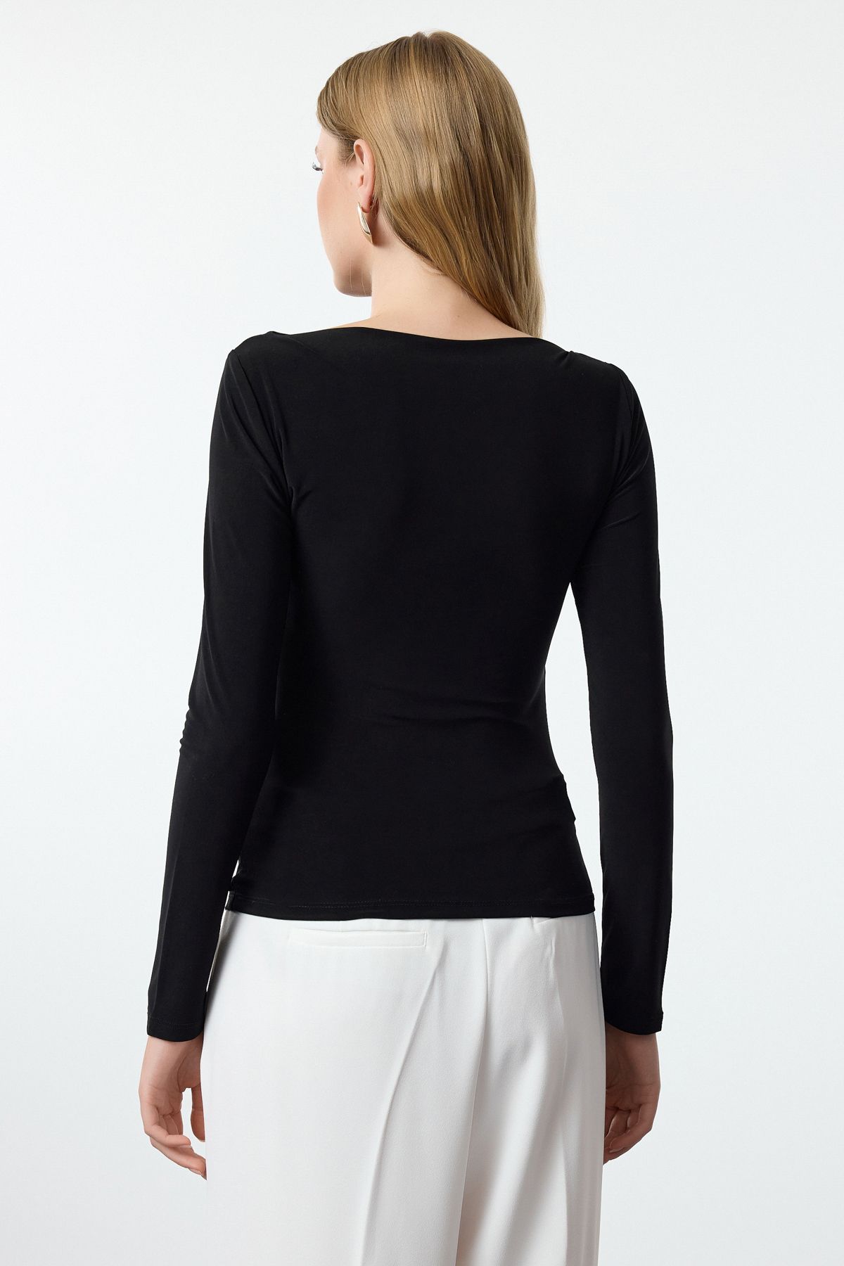 Trendyol Collection-Flexibel drapierte schwarze Strickbluse – U-Boot-Ausschnitt, tailliert TWOAW25BZ00109 5