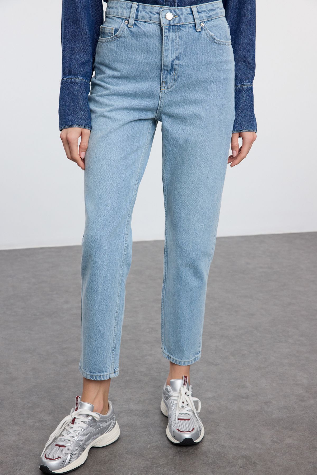 Trendyol Collection-Μπλε ψηλόμεσο Mom Jeans TWOAW25JE00090 3