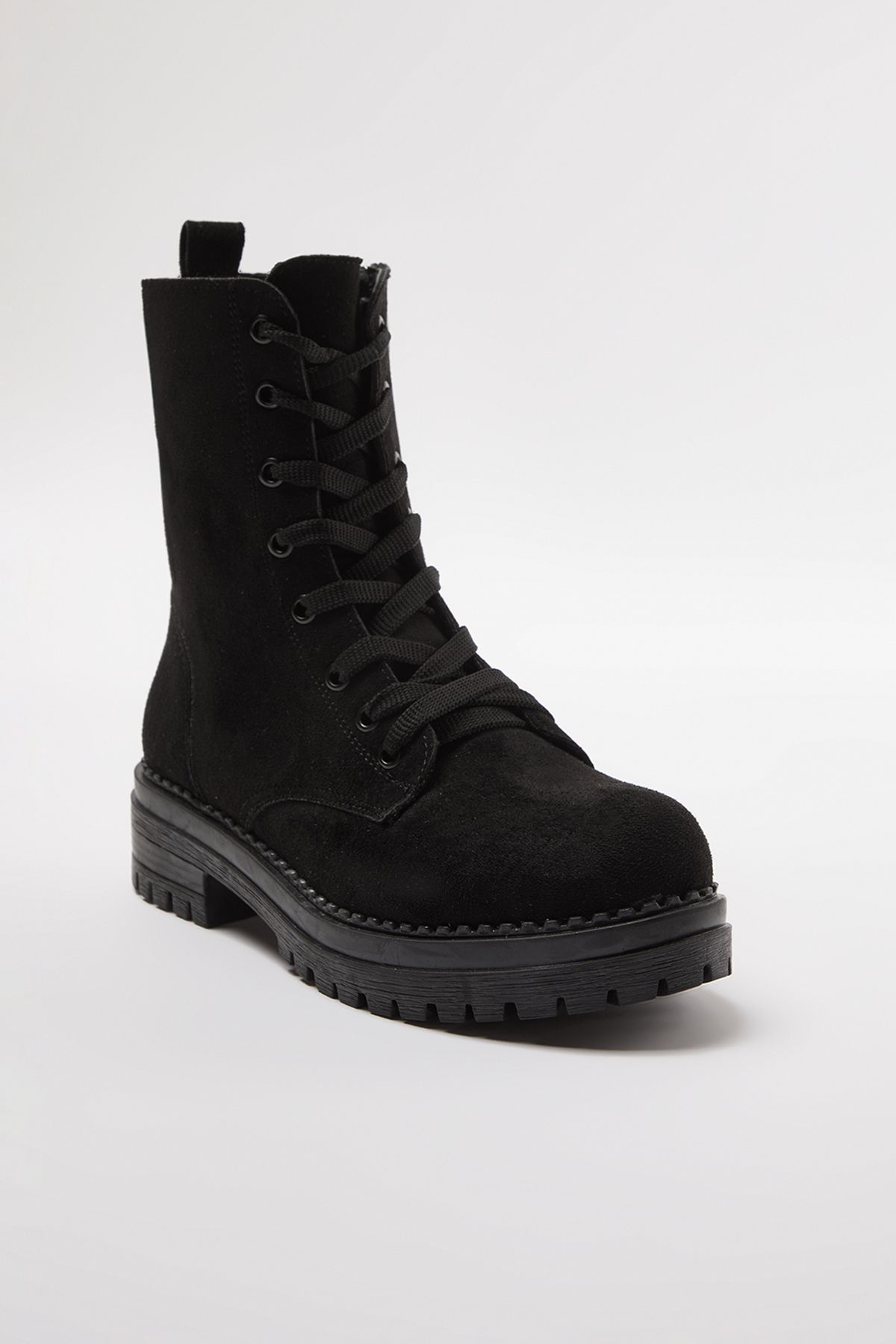 TRENDYOL SHOES-Černé semišové krátké ploché boty pro ženy na šněrování a zip TAKAW25BO00026 2