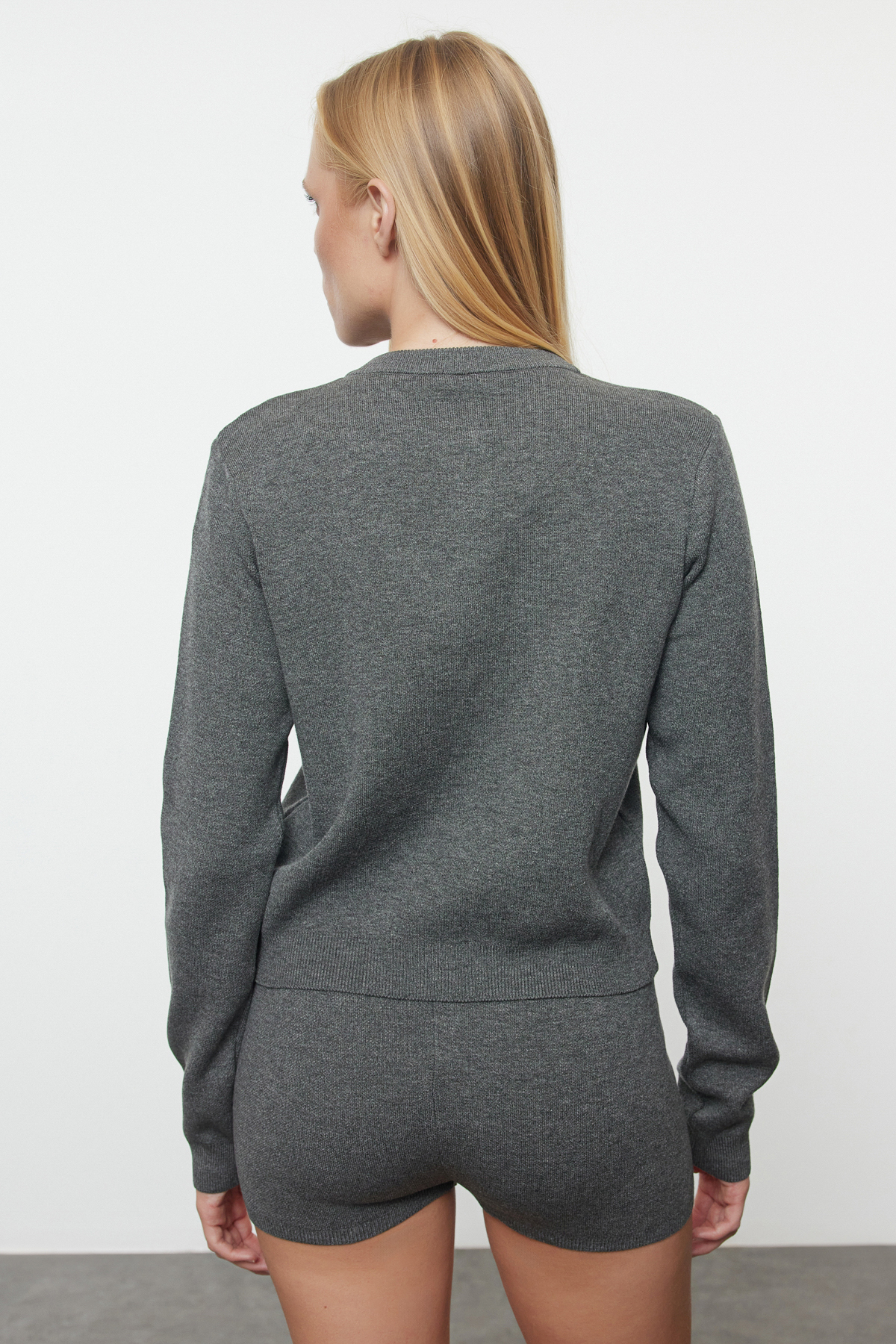 Trendyolmilla  Antrasit Merserize Görünümlü.Premium İplik/Özel İplik Şortlu Triko Alt-Üst Takım TWOAW25AU00051 - Görsel 5