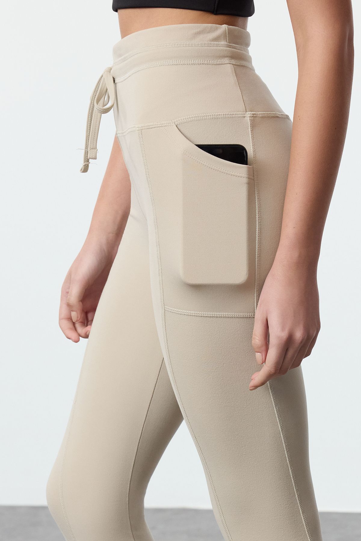 Trendyol Collection-Sport-Leggings in voller Länge aus weichem Stoff – Steinbürste, Tasche und Bindedetail THMAW25TY00014 9
