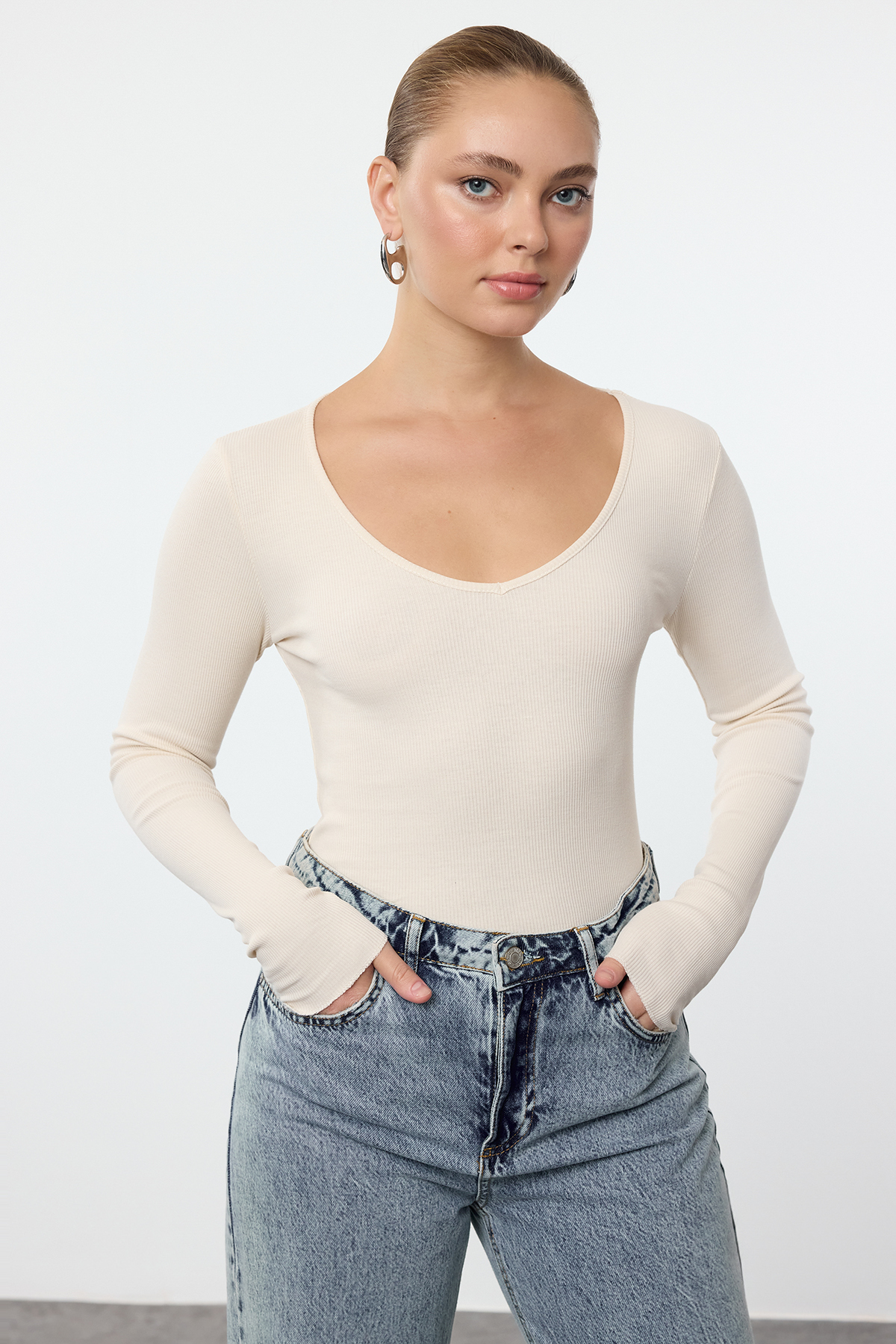 Trendyolmilla  Lacivert-Taş 2'li Paket V Yaka Fitted/Vücuda Oturan Pamuklu Esnek Örme Bluz TWOAW24BZ00068 - Görsel 4