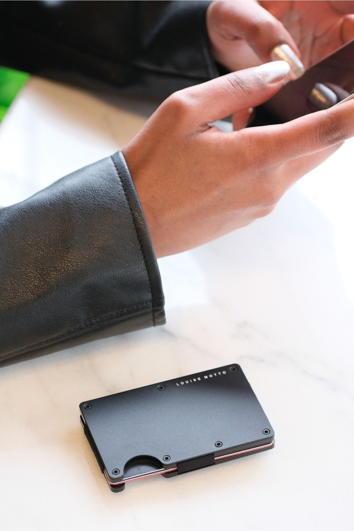 کیف پول و کارت‌بانک فلزی Cardx مدل Burano Clips – رنگ خاکستری، طراحی مینیمال، RFID محافظ، مناسب خانم‌ها و آقایان Louise Motto