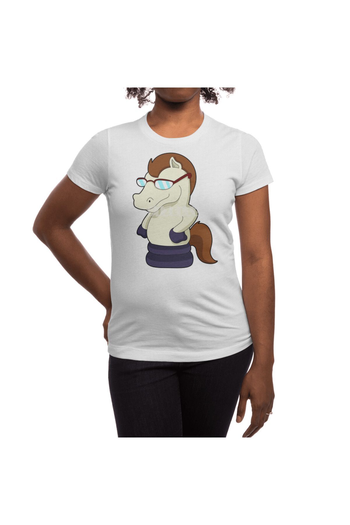 Fizello-Unisex Λευκό Chess Piece Knight as Horse T-shirt για άνδρες και γυναίκες - με λεπτομέρεια γυαλιών ηλίου 3
