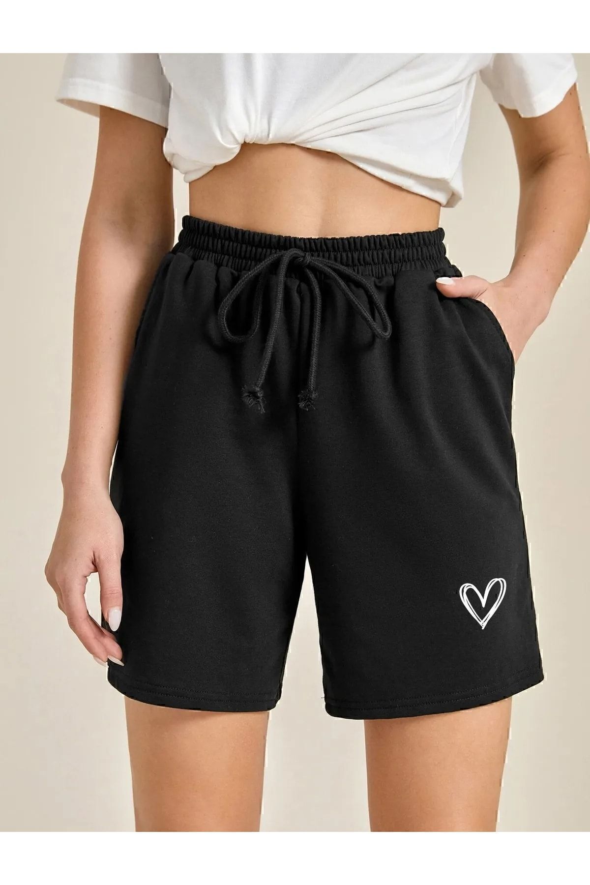 DAXİS Sportwear Company Damskie krótkie spodenki z nadrukiem w kształcie serca