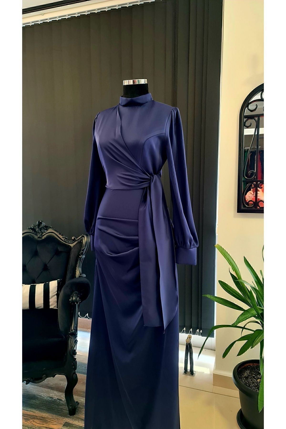 combinaison bleu foncée de satin