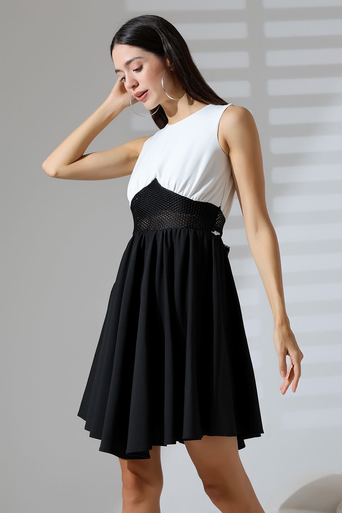 Mois Atelier Mini Rochie De Seară Alb-negru De Mărime Mare - Cadou De Nuntă Fără Mâneci Și Detaliu Din Plasă În Talie Femeie - 2XL
