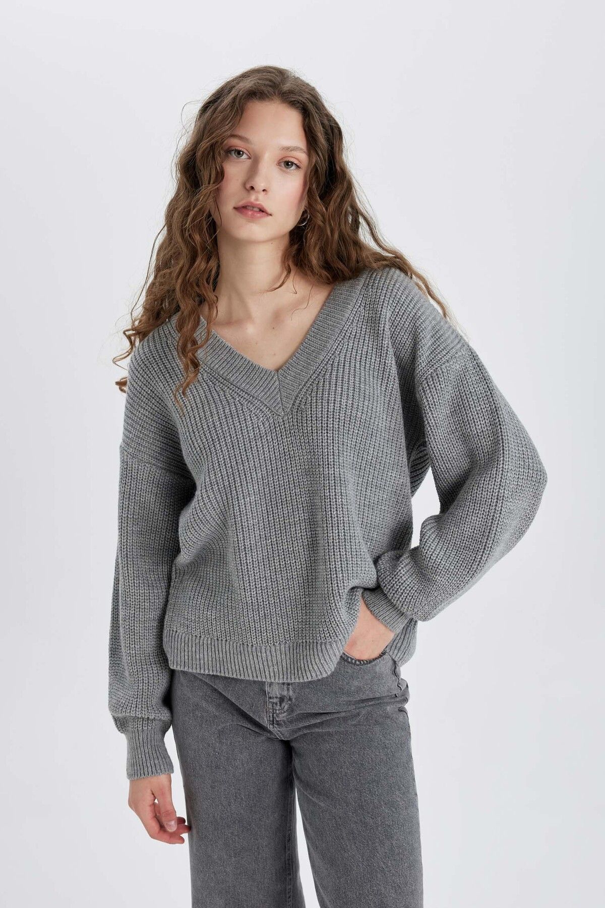 DeFacto-Dzianinowy sweter oversize z dekoltem w kształcie litery V 2