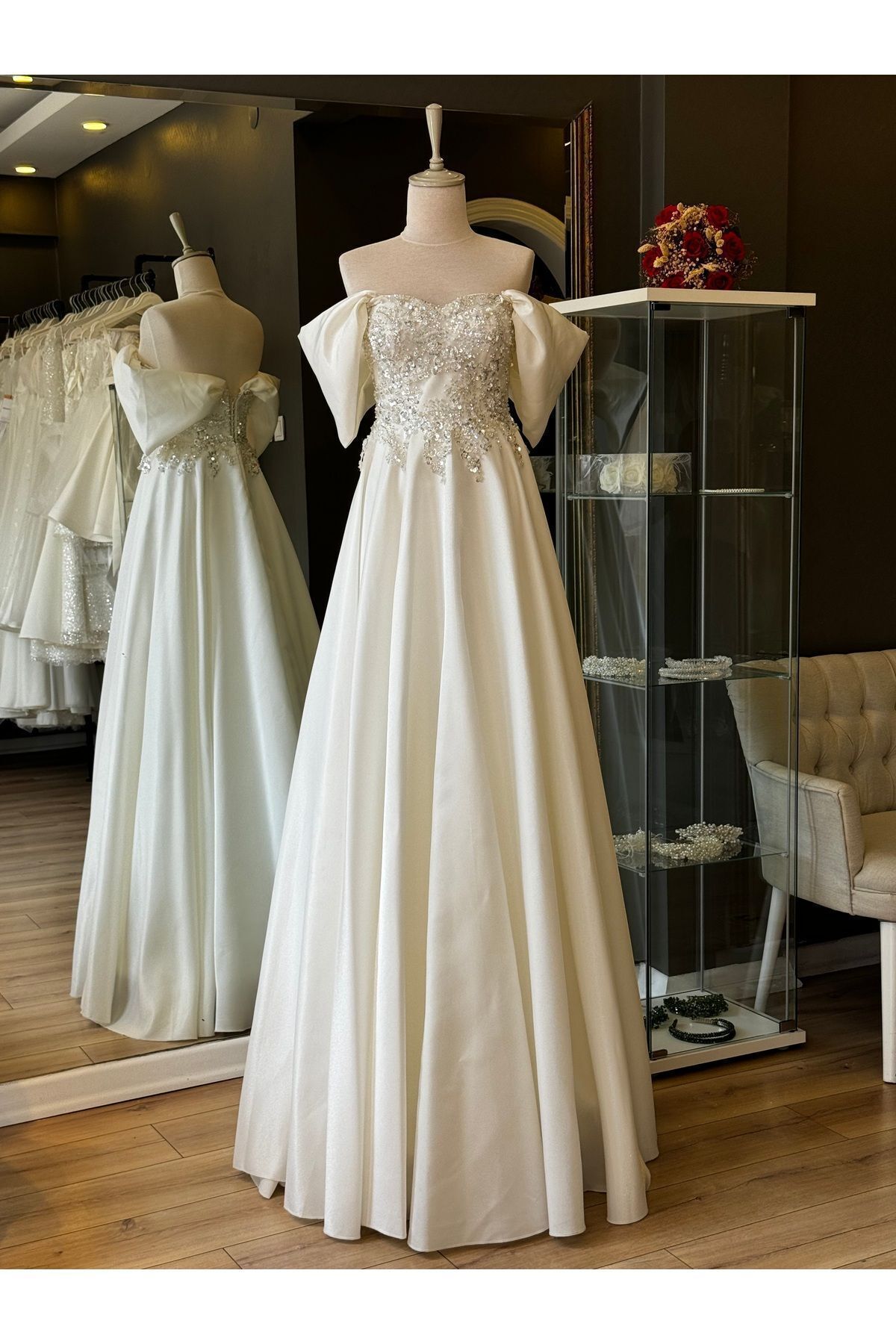 robe de mariée longue en satin léger blanc avec détails en dentelle