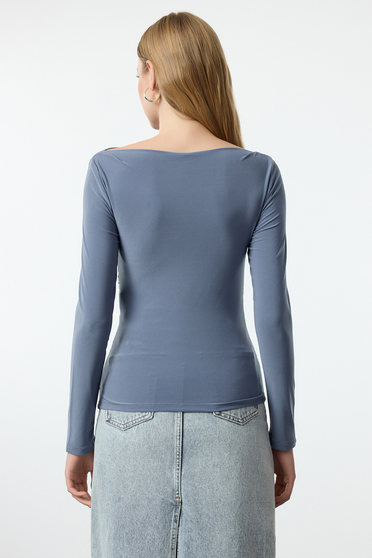 Trendyolmilla  Indigo Kayık Yaka Drapeli Vücuda Oturan Esnek Örme Bluz TWOAW25BZ00109 - Görsel 5