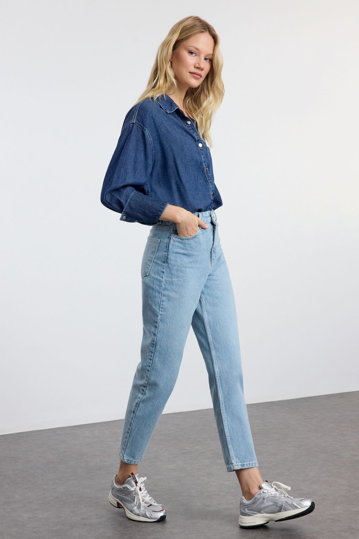Trendyol Collection-Μπλε ψηλόμεσο Mom Jeans TWOAW25JE00090 2