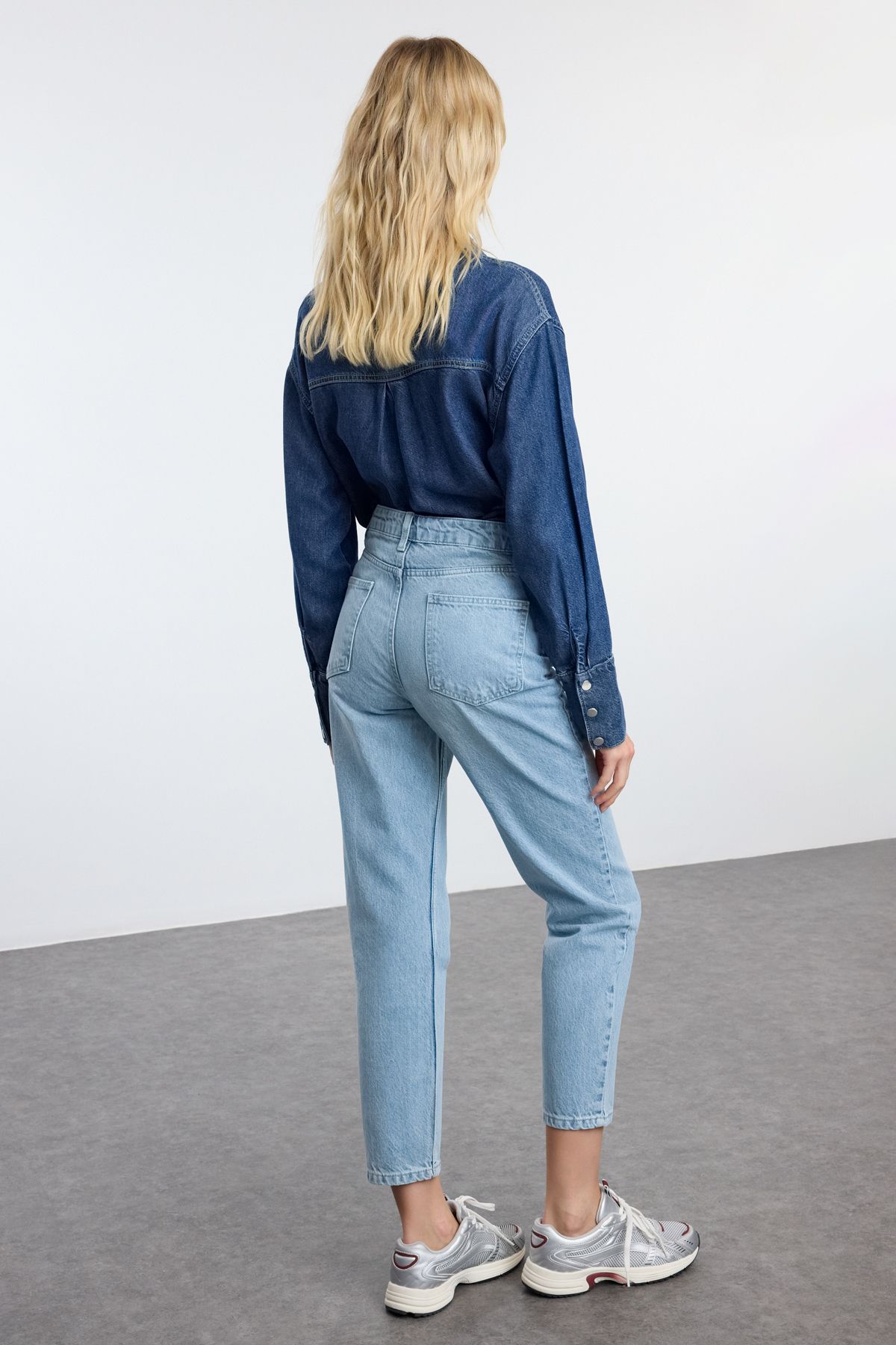 Trendyol Collection-Μπλε ψηλόμεσο Mom Jeans TWOAW25JE00090 5