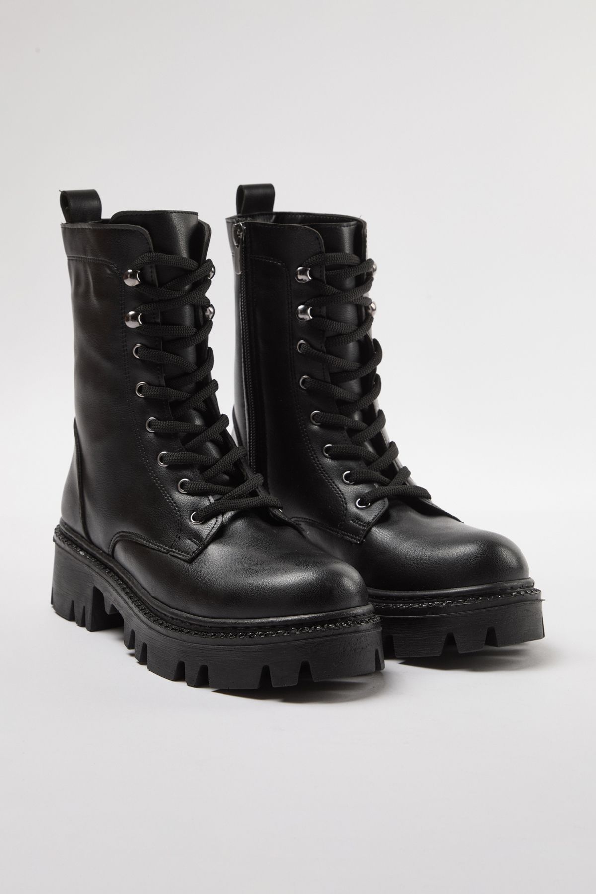 TRENDYOL SHOES-Černý zip a krajka Detailní krátké dámské boty na plochém podpatku Takaw25Bo00025 3