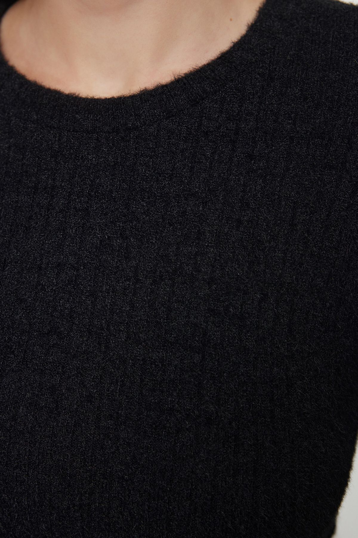 Trendyol Collection-Czarny futrzany sweter dzianinowy - TWOAW25KZ00198 4