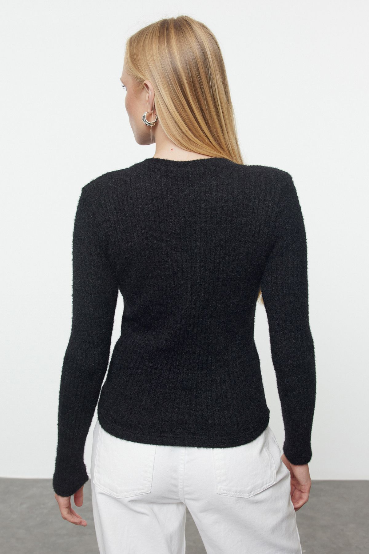 Trendyol Collection-Czarny futrzany sweter dzianinowy - TWOAW25KZ00198 5