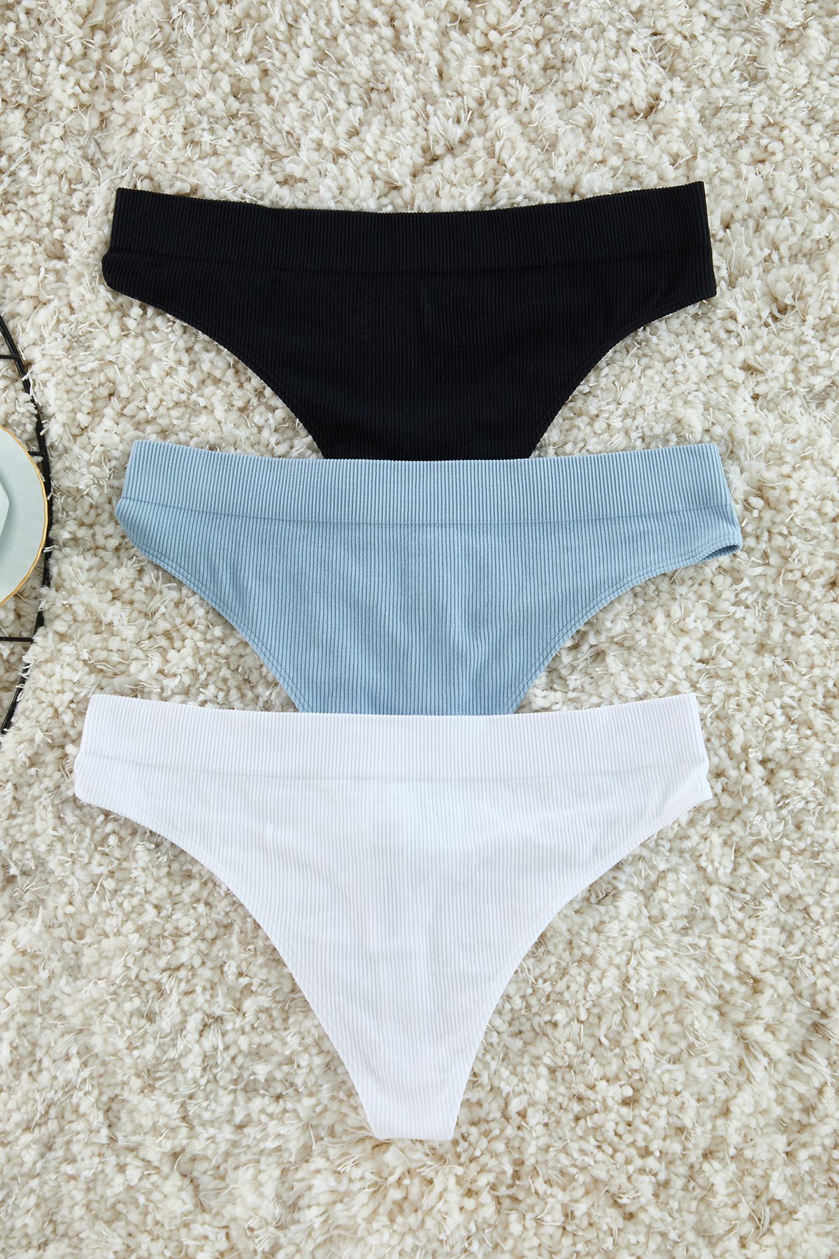 Trendyol Collection-3er-Pack schwarz-weiß-blaue nahtlose Strick-Tanga-Höschen THMAW25KU00021 1