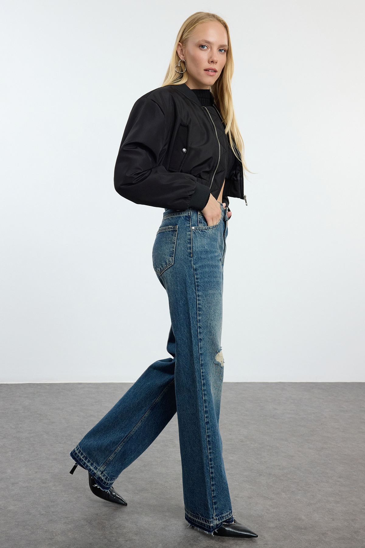 Trendyolmilla  Koyu Mavi Yırtıklı Normal Bel Wide Leg Geniş Paça %100 Pamuk Non-Stretch Jeans TWOAW25JE00203 - Görsel 2