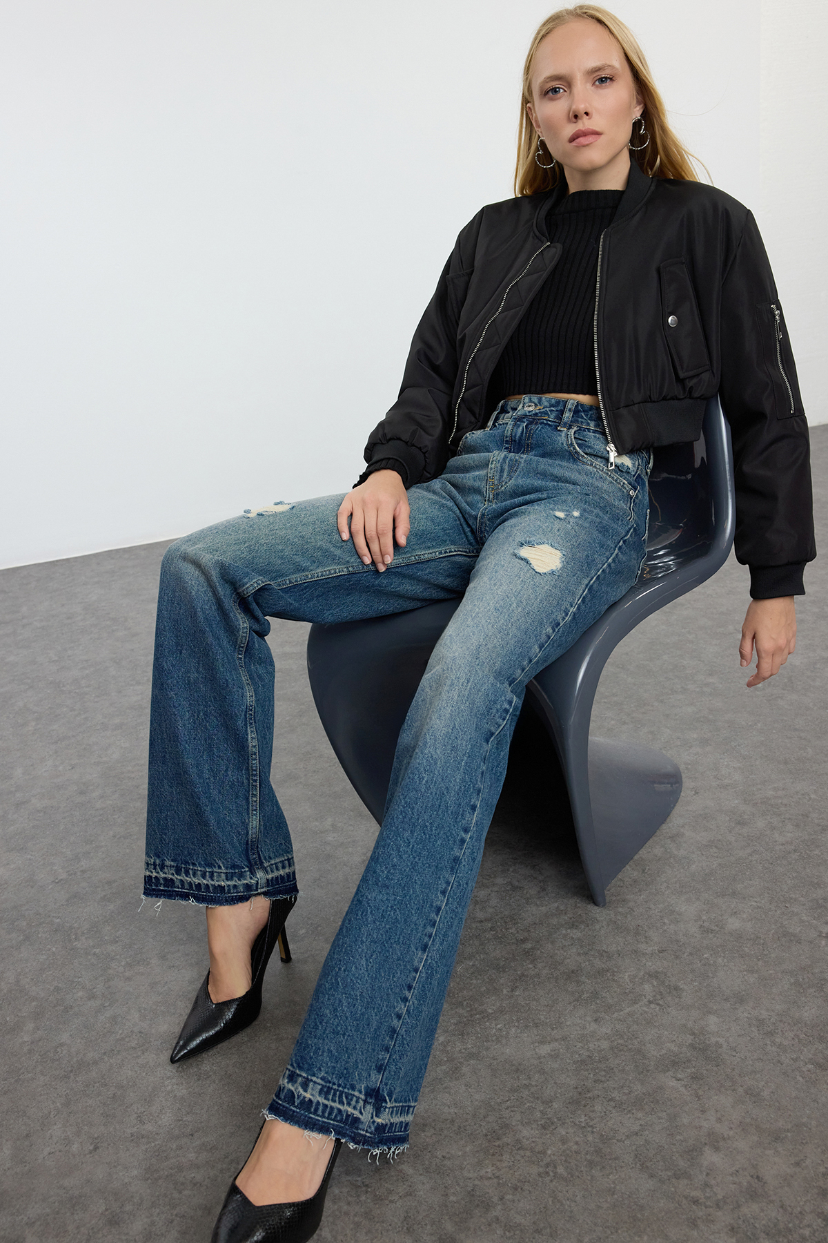 Trendyol Collection Dunkelblaue, zerrissene Jeans mit normaler Taille und wei...
