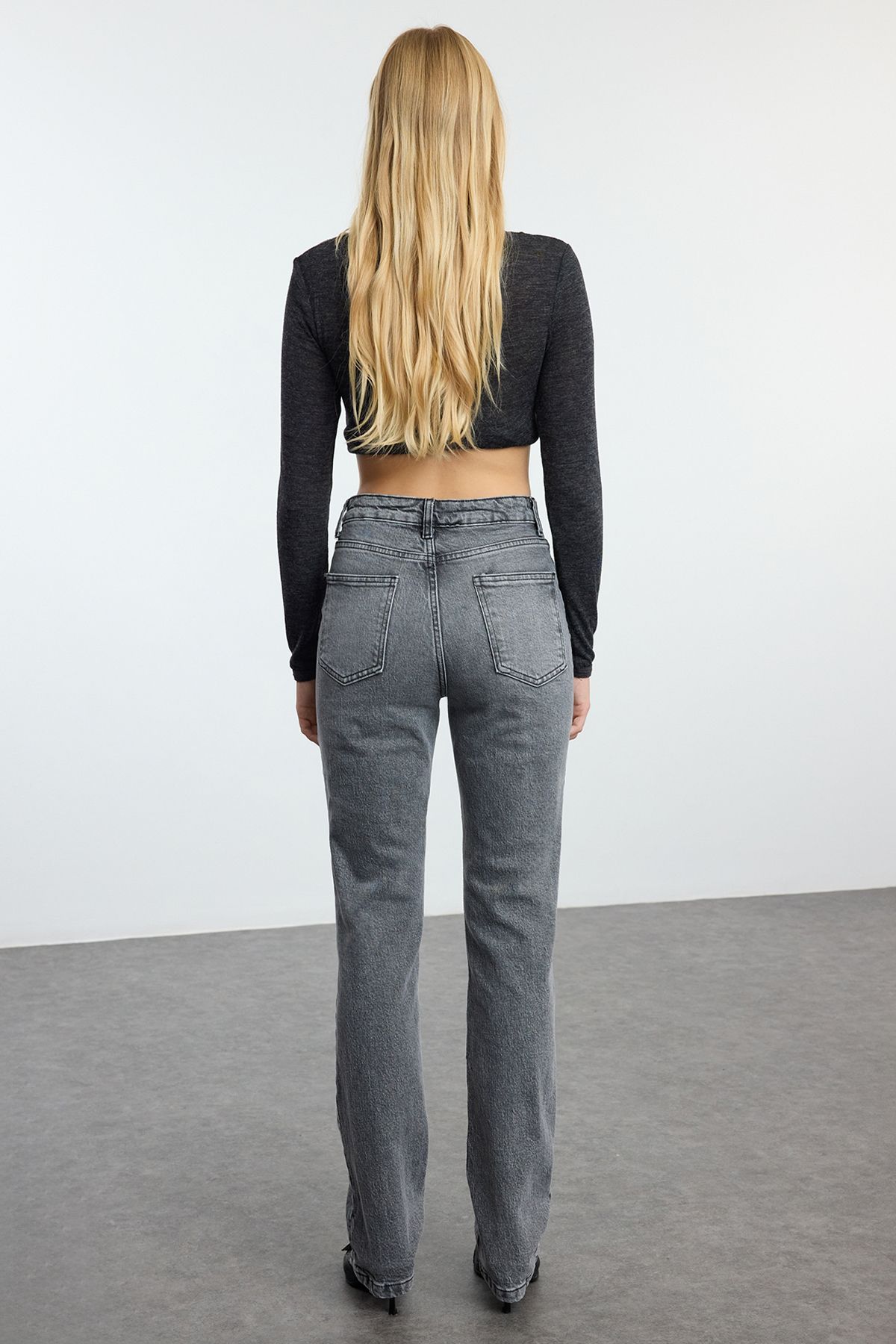 Trendyol Collection-Anthrazitfarbene, ausgestellte Jeans mit hoher Taille TWOAW23JE00657 5