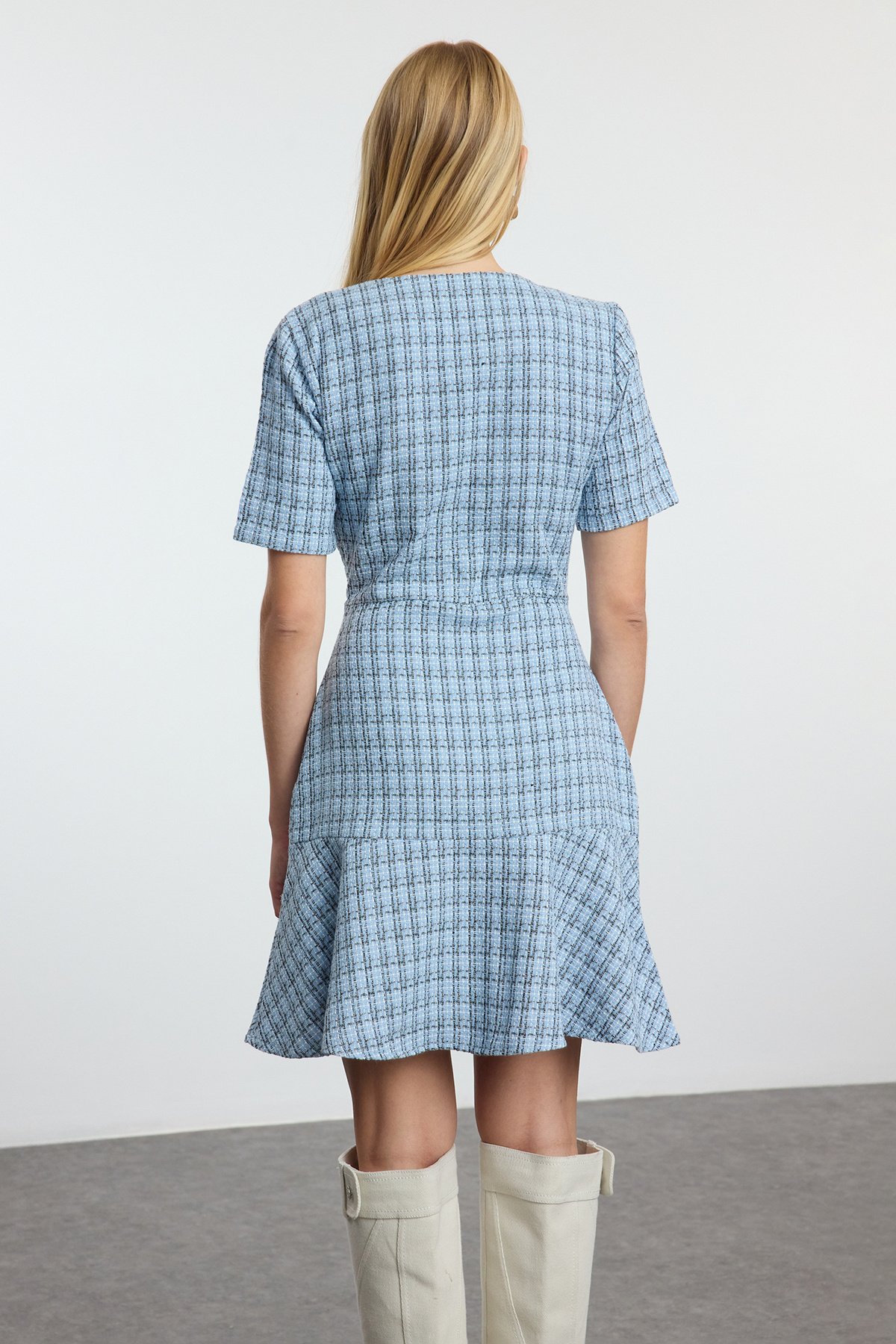 Trendyolmilla  Indigo Eteği Belden Açılan Bisiklet Yaka Mini Tüvit Dokuma Elbise TWOAW25EL00280 - Görsel 5