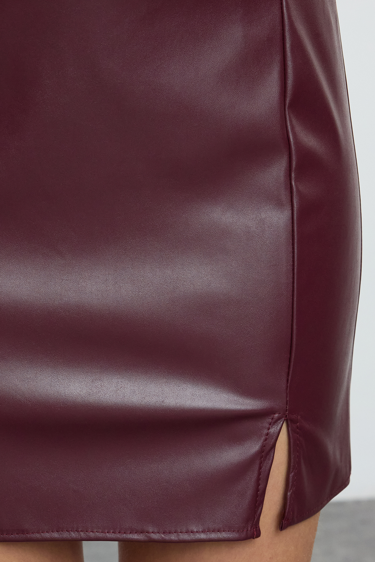 Trendyolmilla  Bordo Suni Deri Yırtmaçlı Dokuma Mini Etek TWOAW25ET00062 - Görsel 3