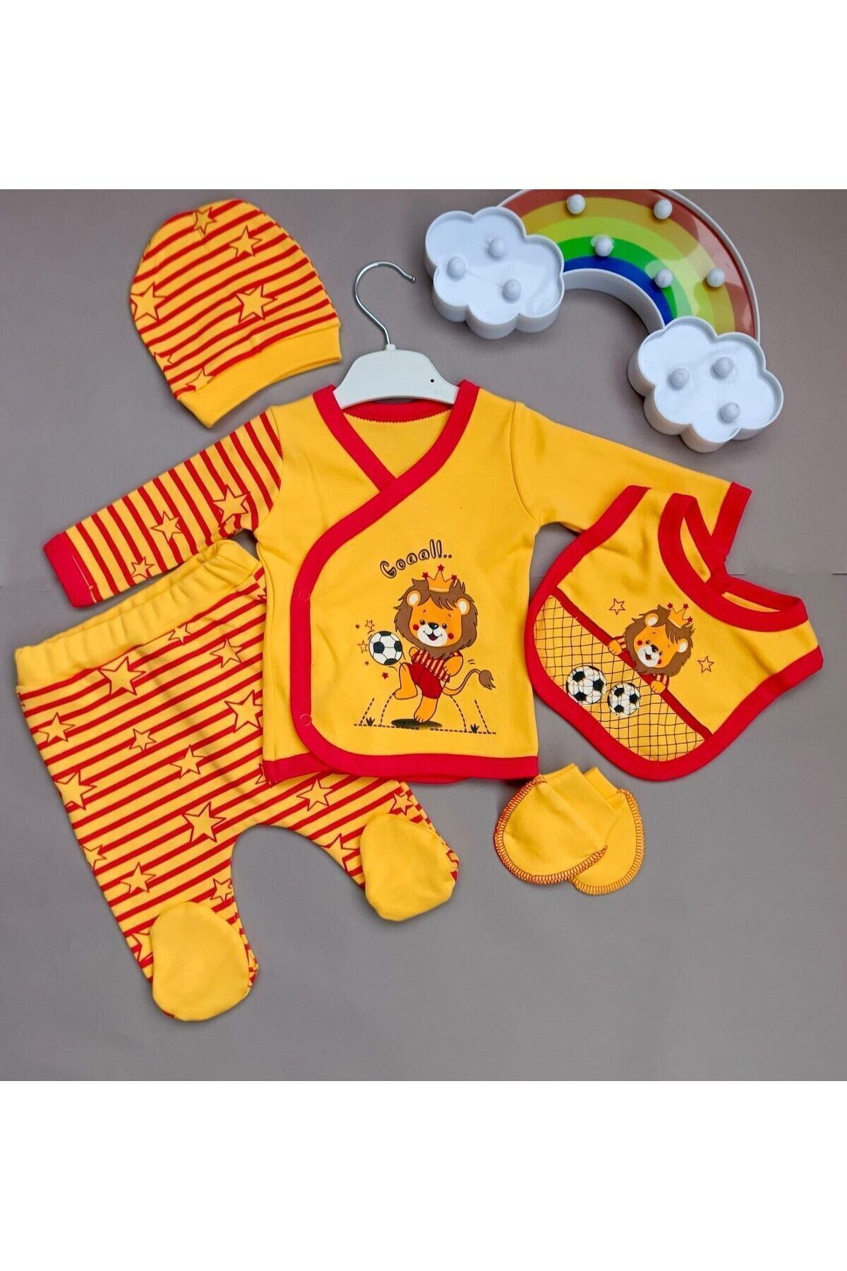 cinq supporters sortent de lhôpital cinq morceaux un kit détirement du lion roi cinq de la taille jaune est en cours dinclinaison