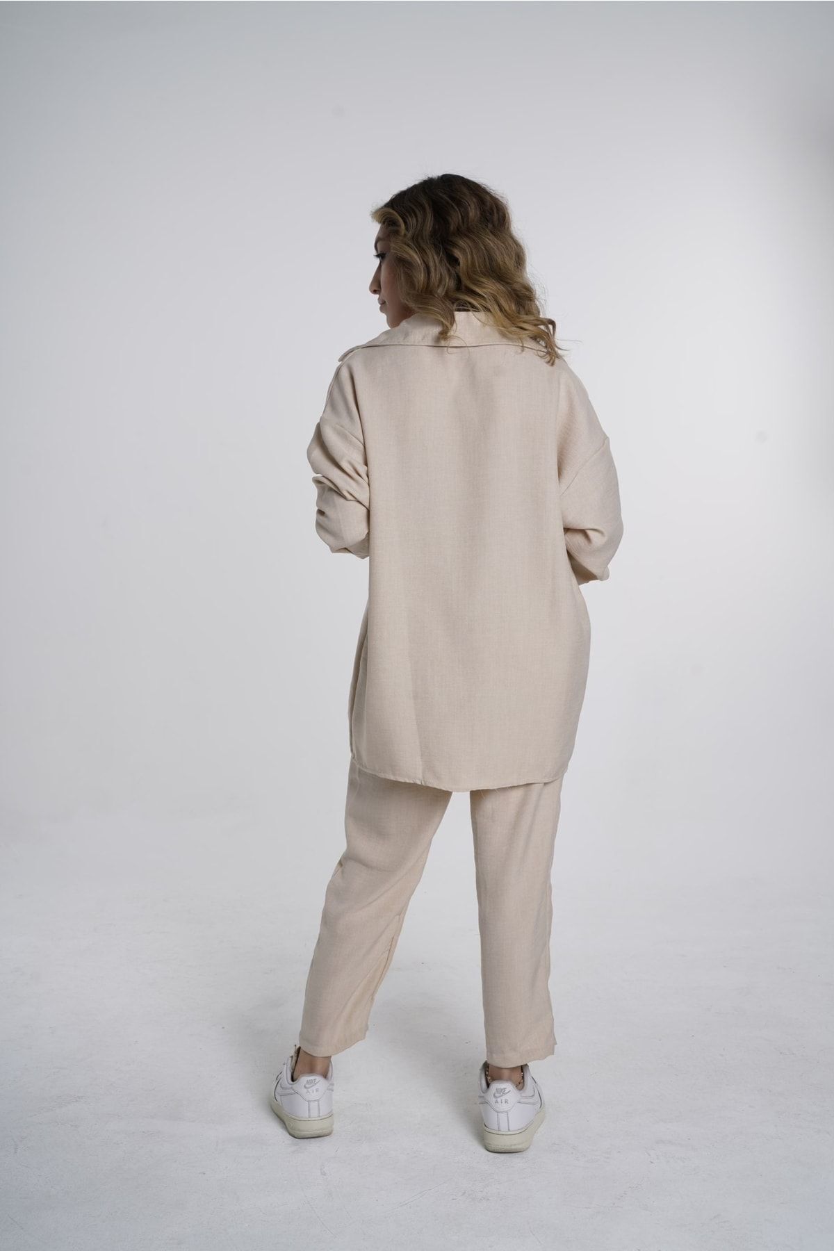 Ensemble chemise et pantalon oversize en lin beige - Görsel 3