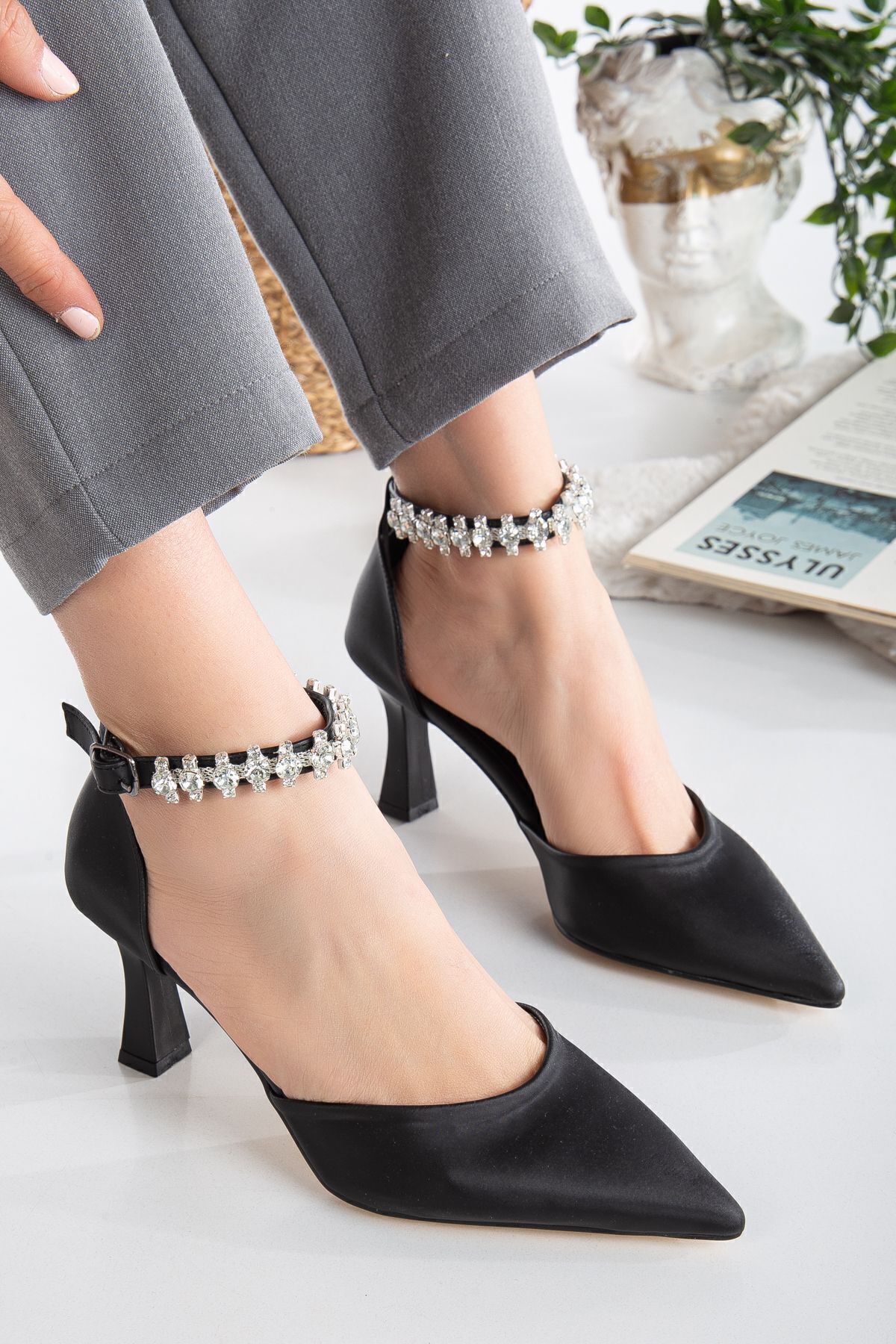 des chaussures de femme avec des talons en satin à la cheville