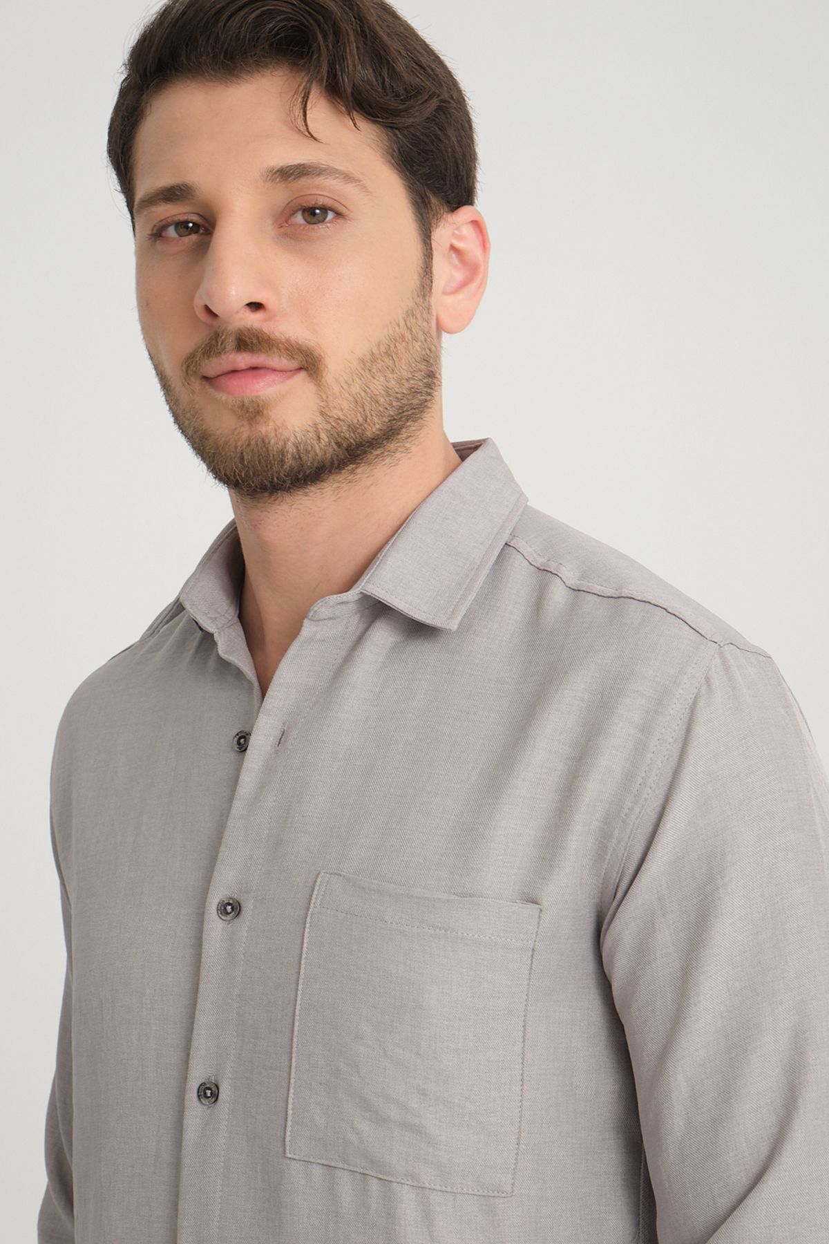 linel est un homme avec un long bras regular chemise en papier