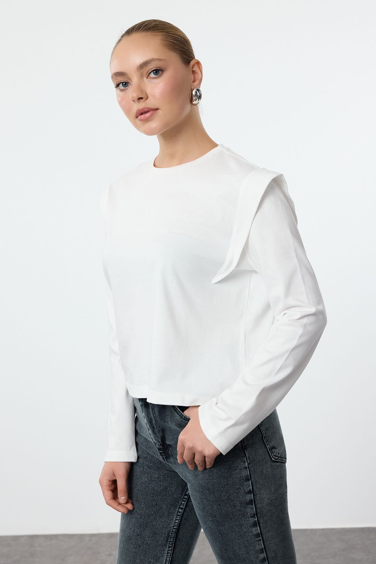 Trendyol Collection-Основна плетена тениска с кръгло деколте в цвят екрю - 100% памук, визия на вата Twoaw25Ts00015 2
