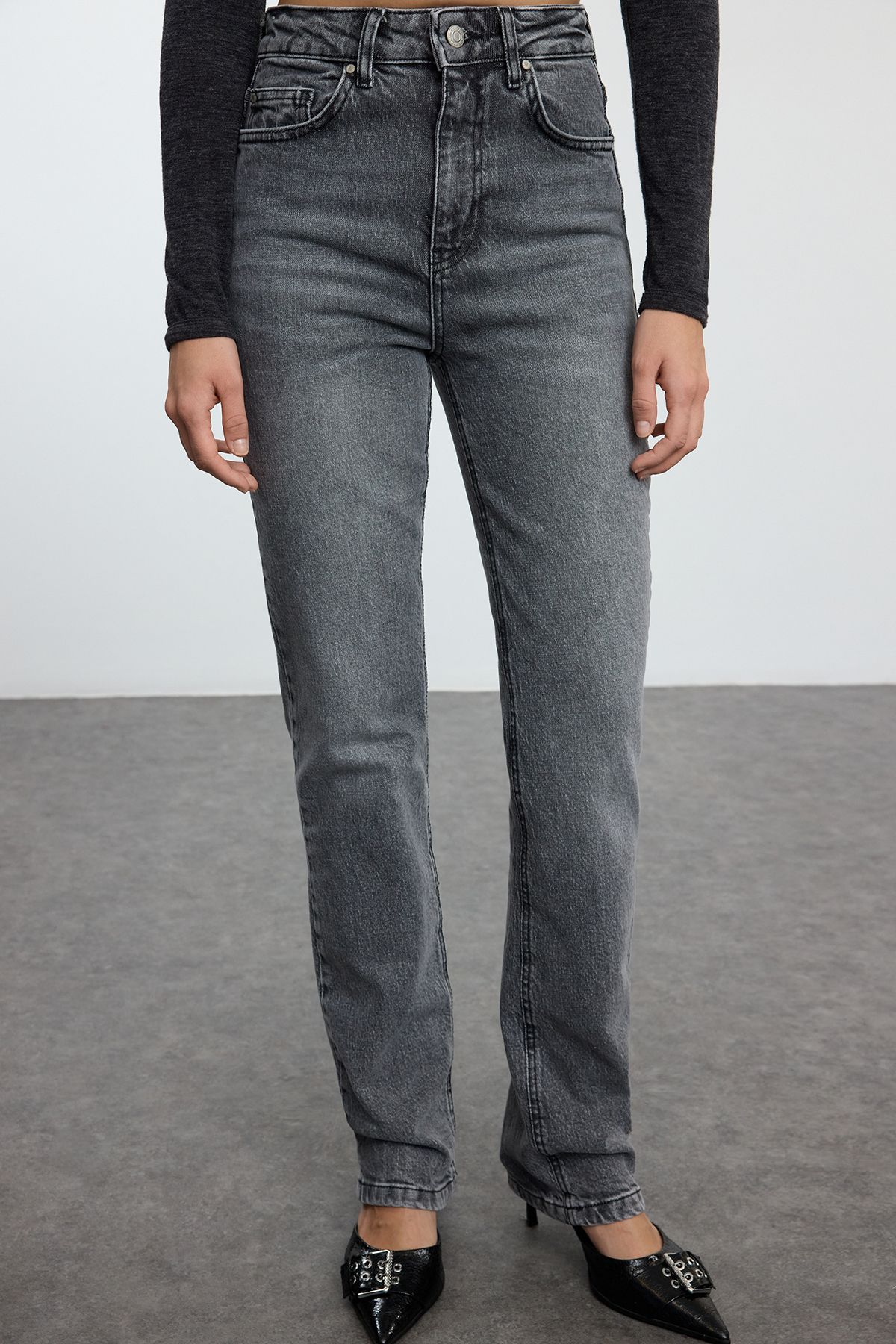 Trendyol Collection-Anthrazitfarbene, ausgestellte Jeans mit hoher Taille TWOAW23JE00657 3