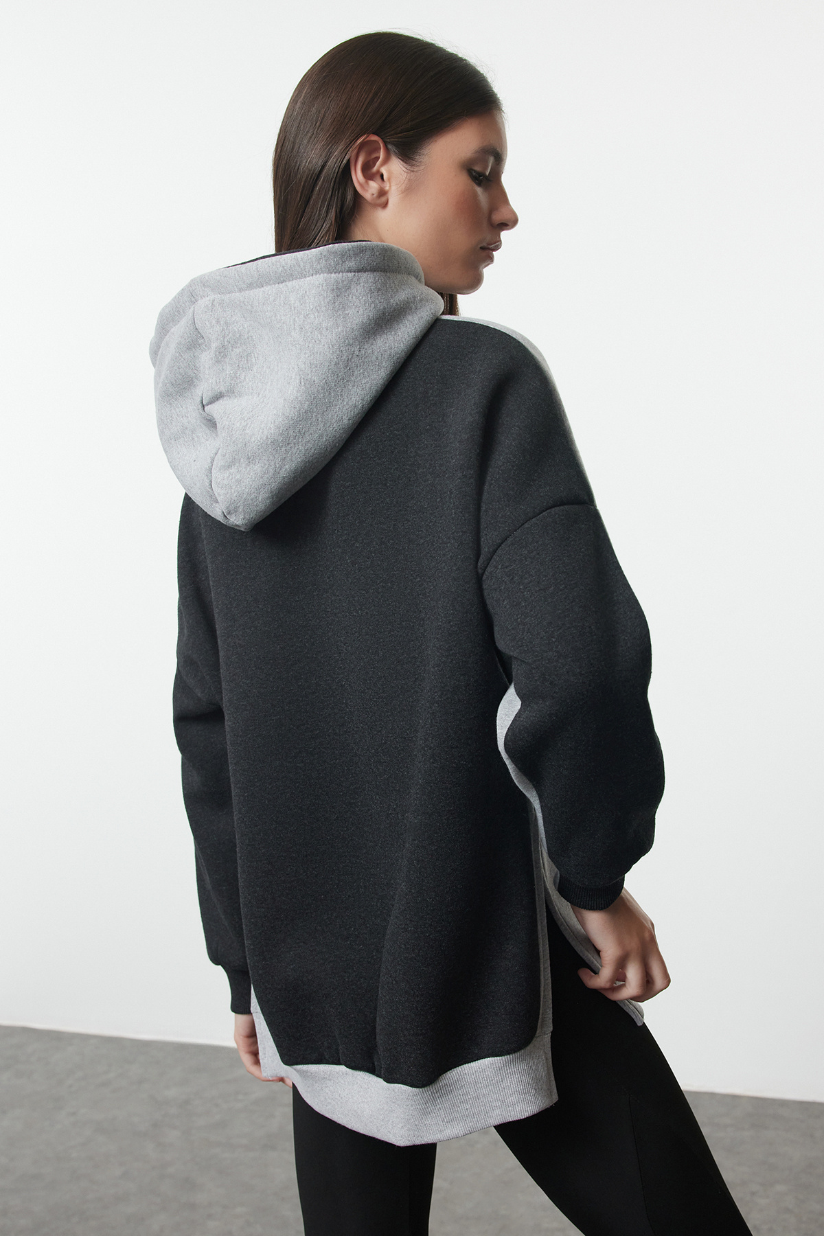 Trendyolmilla  Antrasit Pamuklu Renk Bloklu Geniş Kalıp İçi Polarlı Örme Spor Sweatshirt TWOSS22SW0074 - Görsel 10