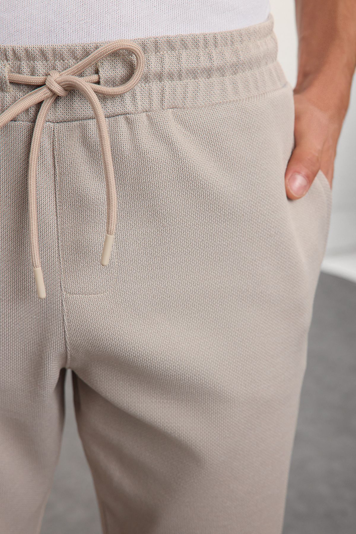 Trendyol Collection-Beige Regular Fit gestrickte, flexible, bequeme, elastische Stoffhose mit doppeltem Bein und Bindegürtel TMNAW25PL00002 5