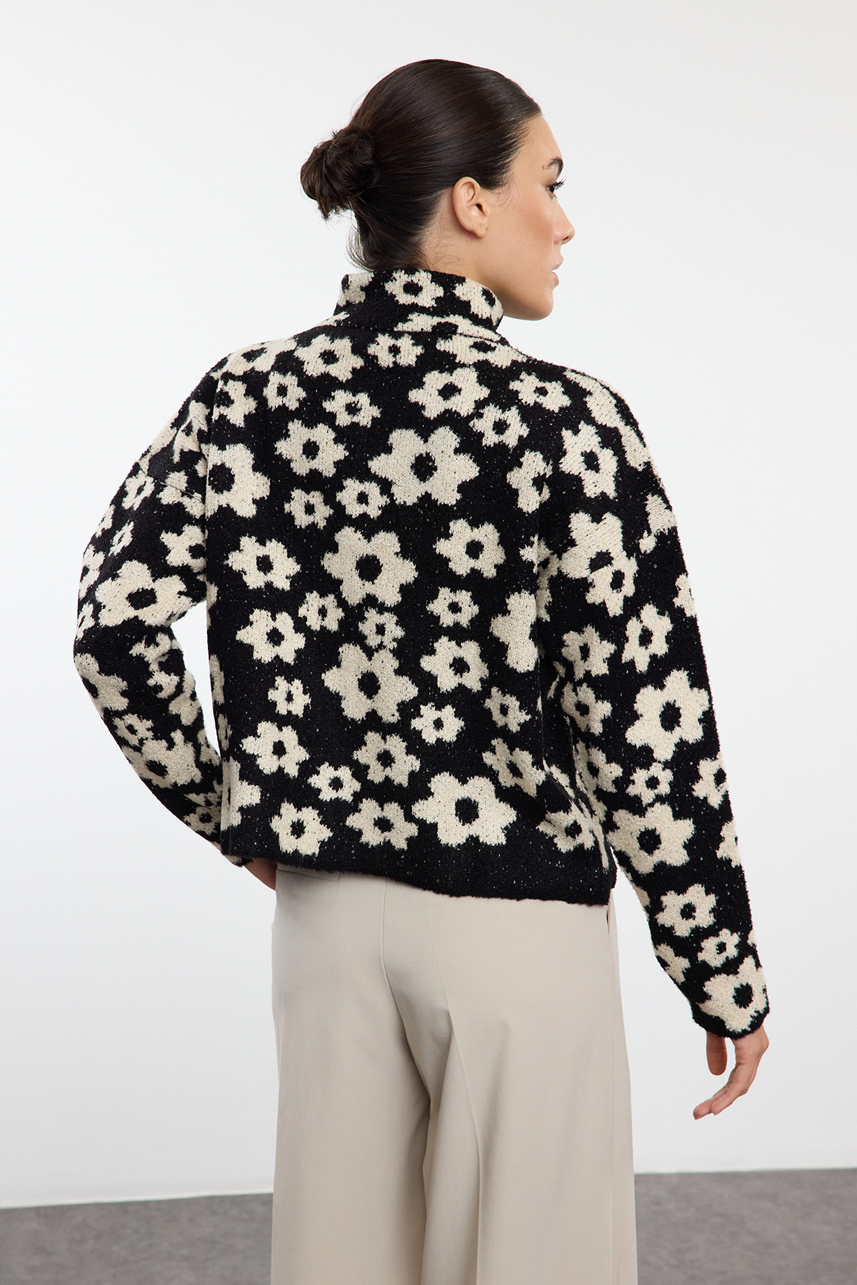 Trendyolmilla  Siyah Fermuarlı Yumuşak Dokulu Geniş Kalıp Ceket Görünümlü Triko Hırka TWOAW25HI00262 - Görsel 5