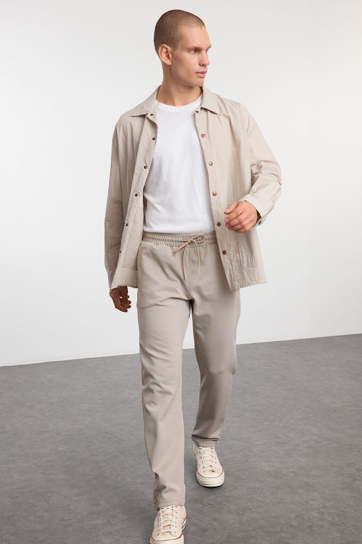 Trendyol Collection-Beige Regular Fit gestrickte, flexible, bequeme, elastische Stoffhose mit doppeltem Bein und Bindegürtel TMNAW25PL00002 3
